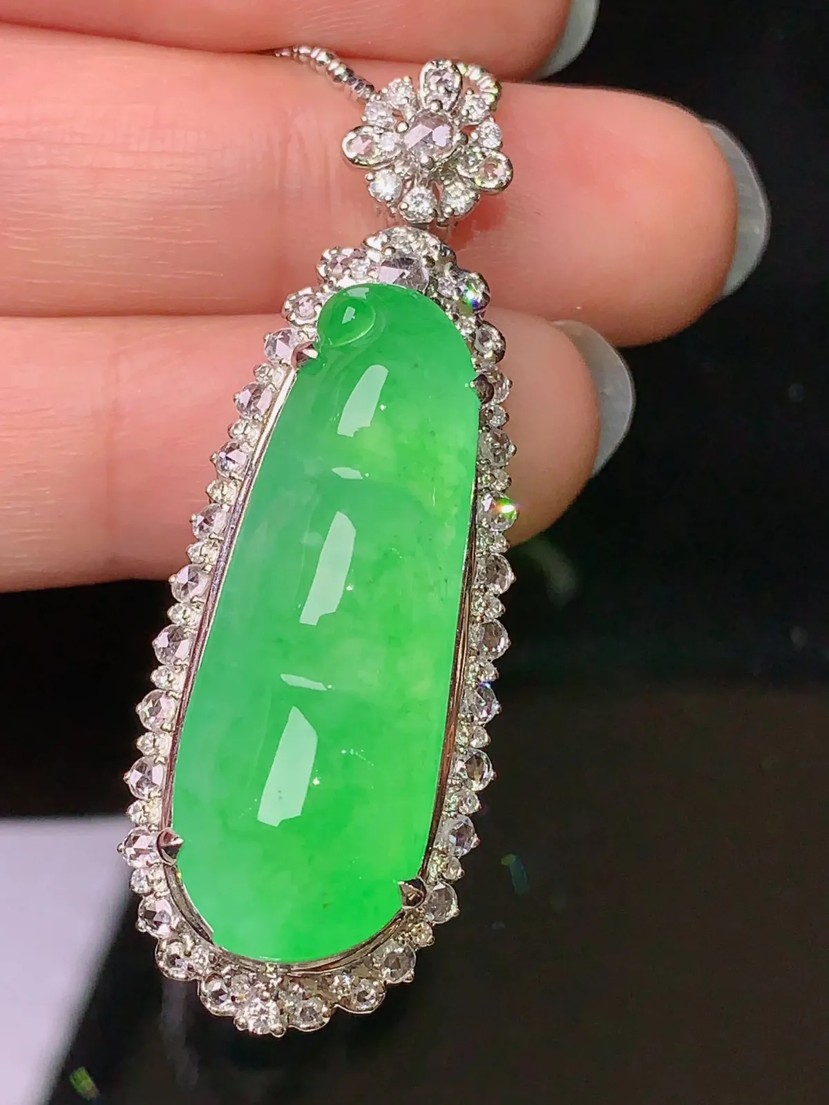 18k金钻镶嵌翠绿四季豆吊坠 玉质细腻 色泽清新艳丽  整体尺寸45.8*16.5*13