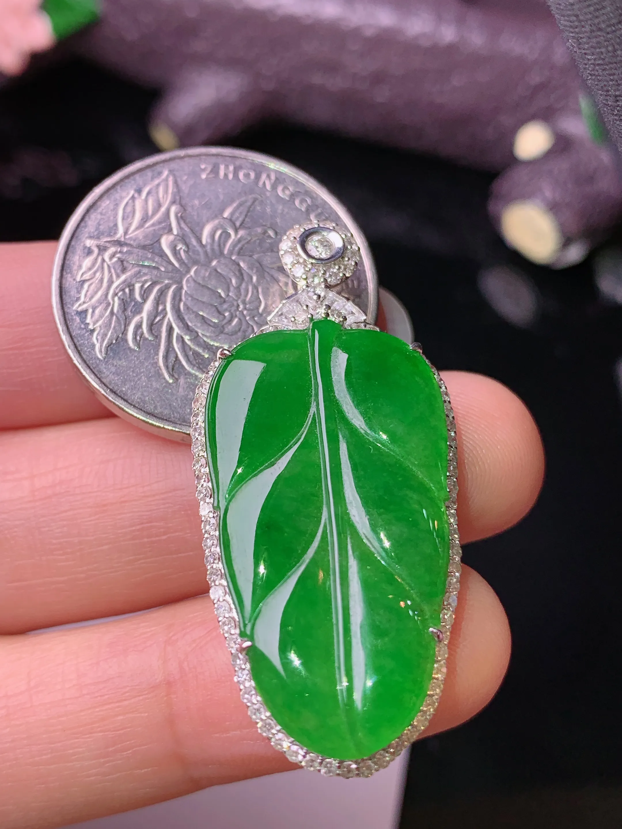 18k金钻镶嵌满绿树叶吊坠 玉质细腻 色泽清新艳丽 整体尺寸40.5*18.5*6.8