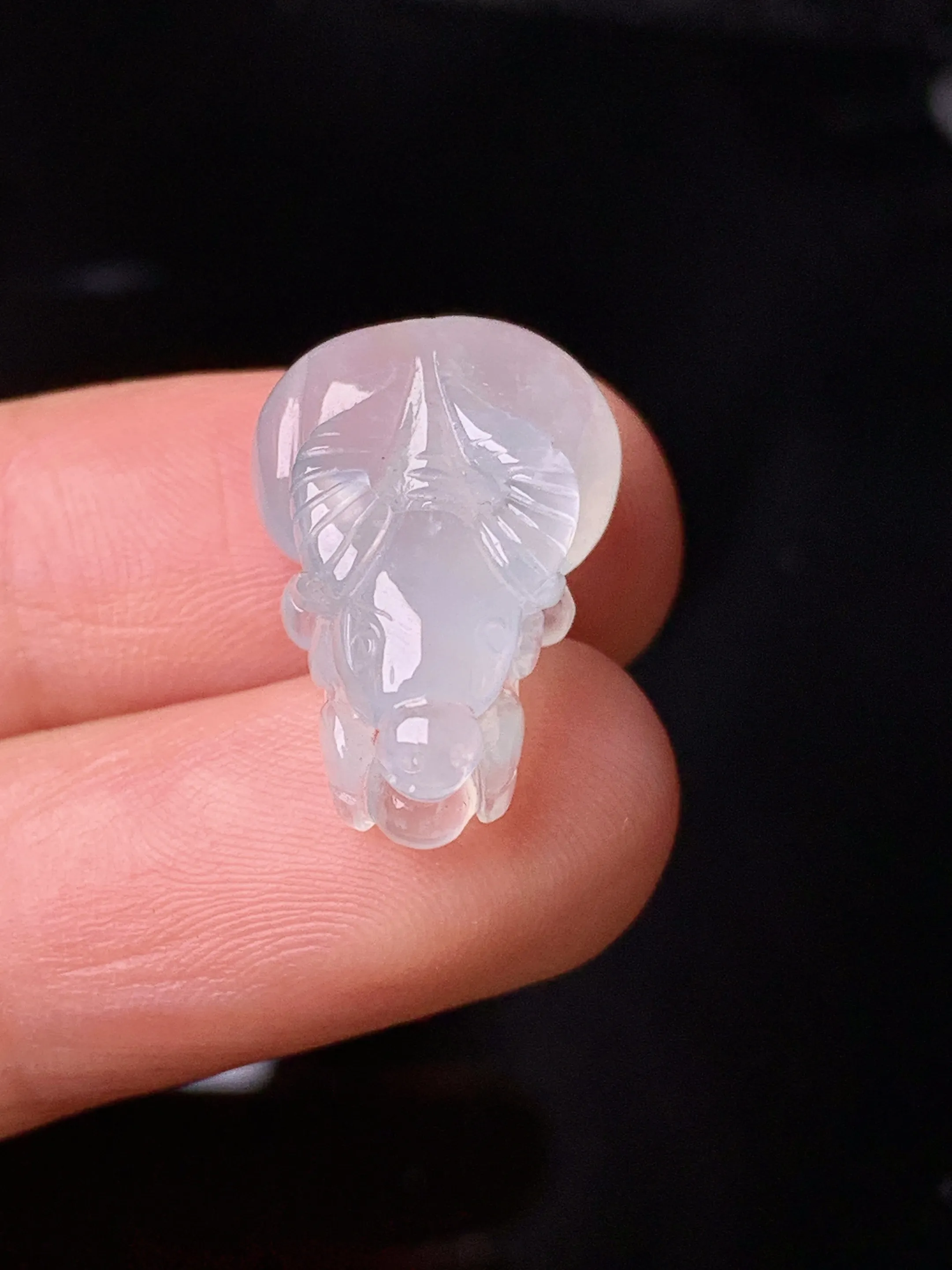 冰种生肖牛吊坠 玉质细腻 色泽清新艳丽 整体尺寸19.8*13*7.6