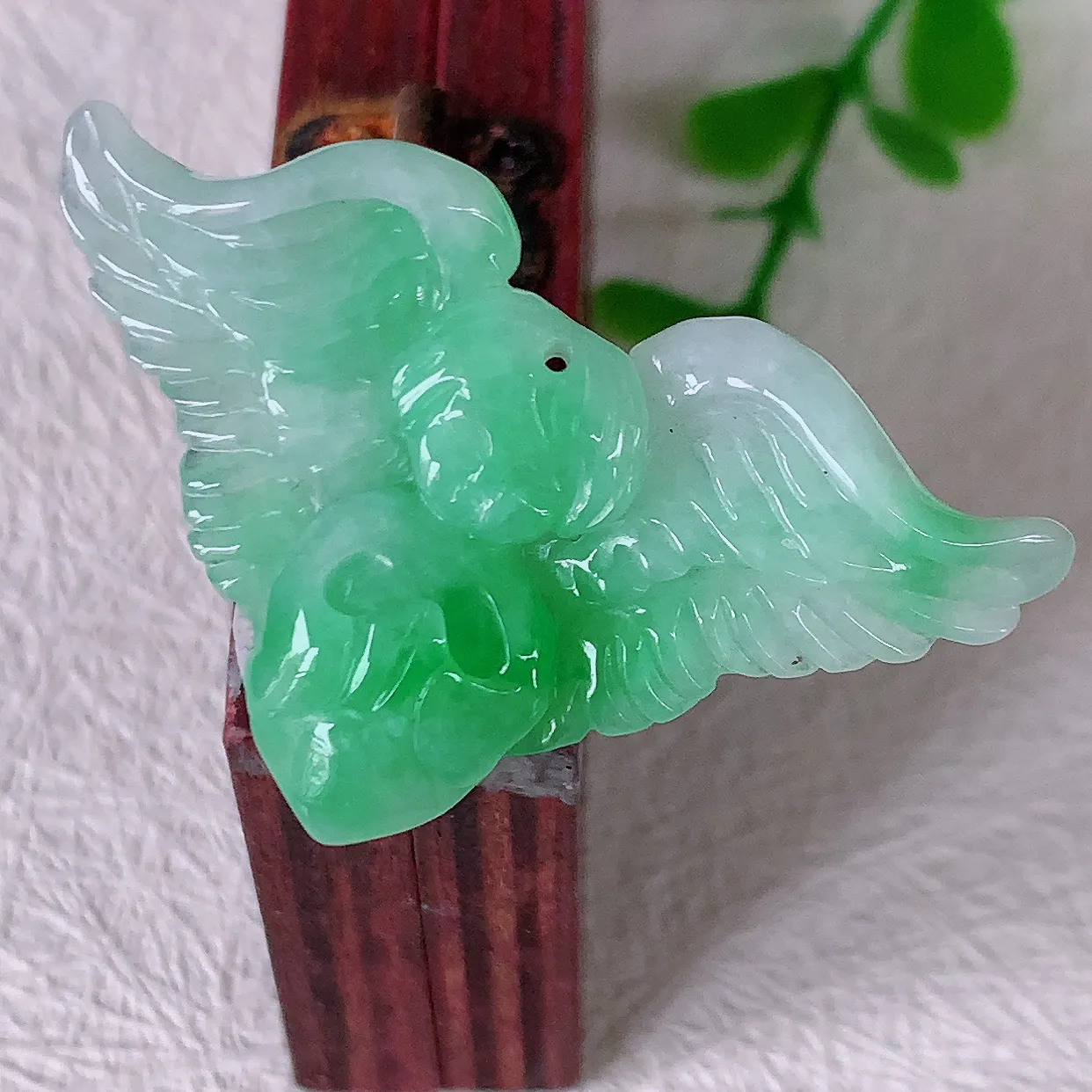 自然光实拍，水润飘绿翡翠天使吊坠，翠色灵动，玉质细腻，颜色漂亮，品相佳，佩戴佳品！#57.17