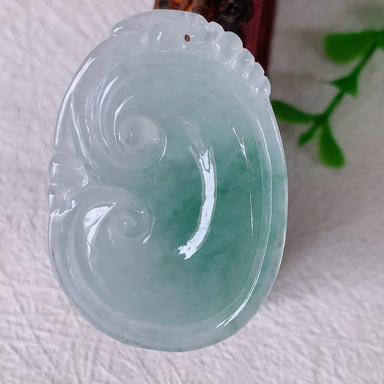 自然光实拍，冰飘花翡翠如意吊坠，冰透，翠色灵动，饱满，万事如意，如意一生，配戴精美！#57.17