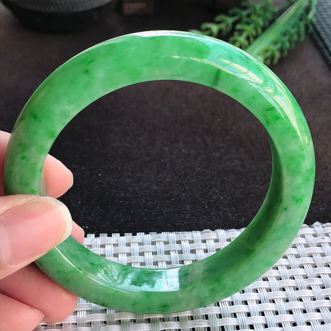 天然a货翡翠60.5/13.1/9.6老坑精美温润辣阳绿手镯大圈口宽边玉手镯