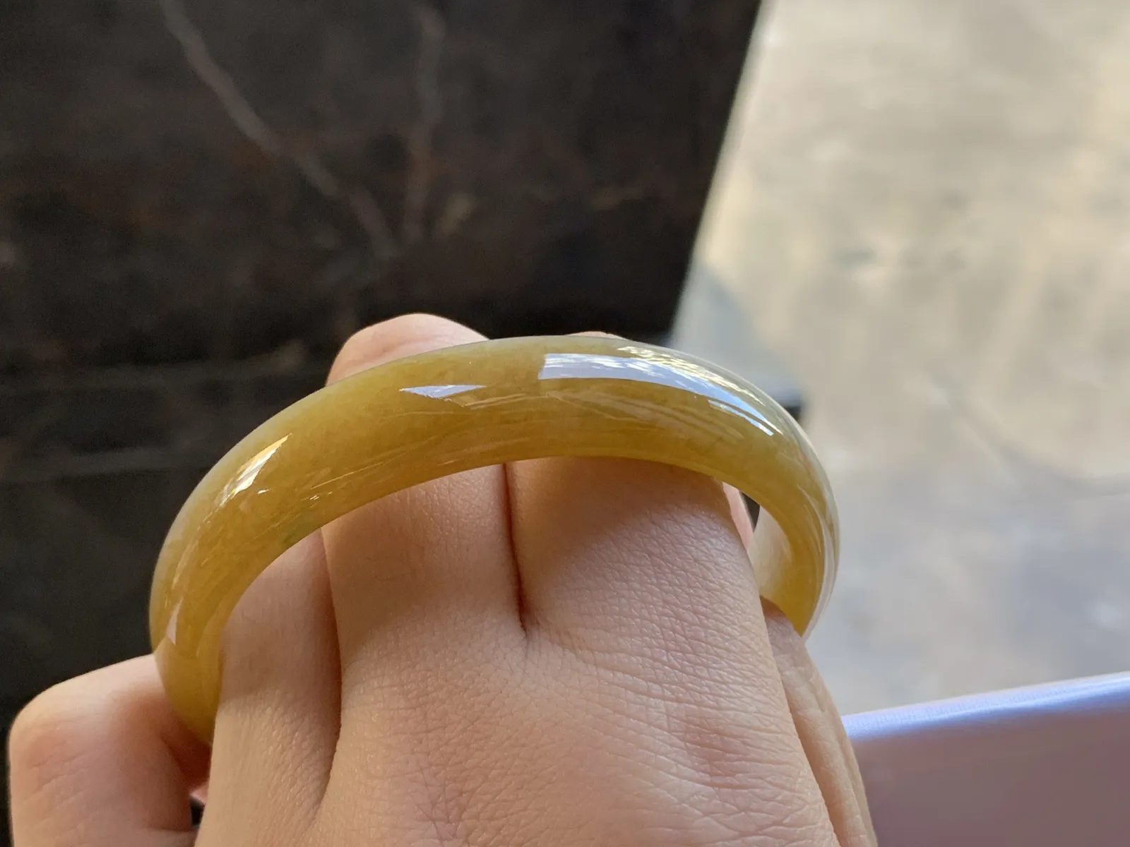 52-12.5-6

黄翡贵妃手镯^_^正圈50可以带