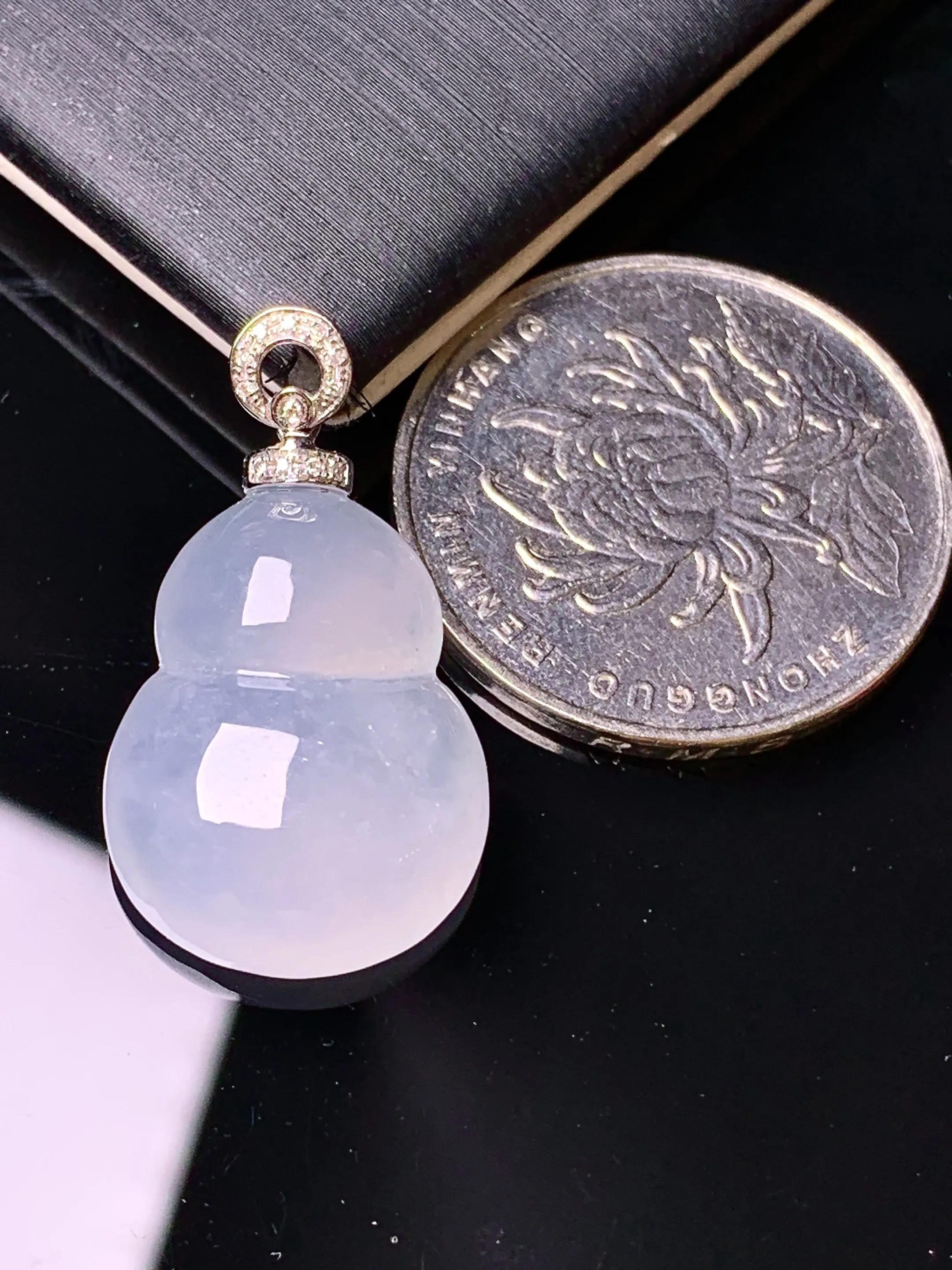 18k金钻镶嵌冰种葫芦吊坠 玉质细腻 色泽清新艳丽 整体尺寸27.5*15.5*7