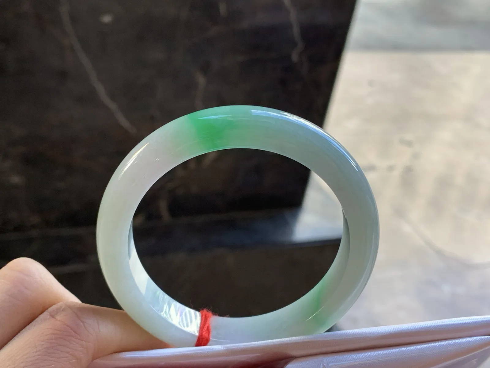 56.5-12.4-8.6

带色手镯^_^玉质温润 颜色鲜艳