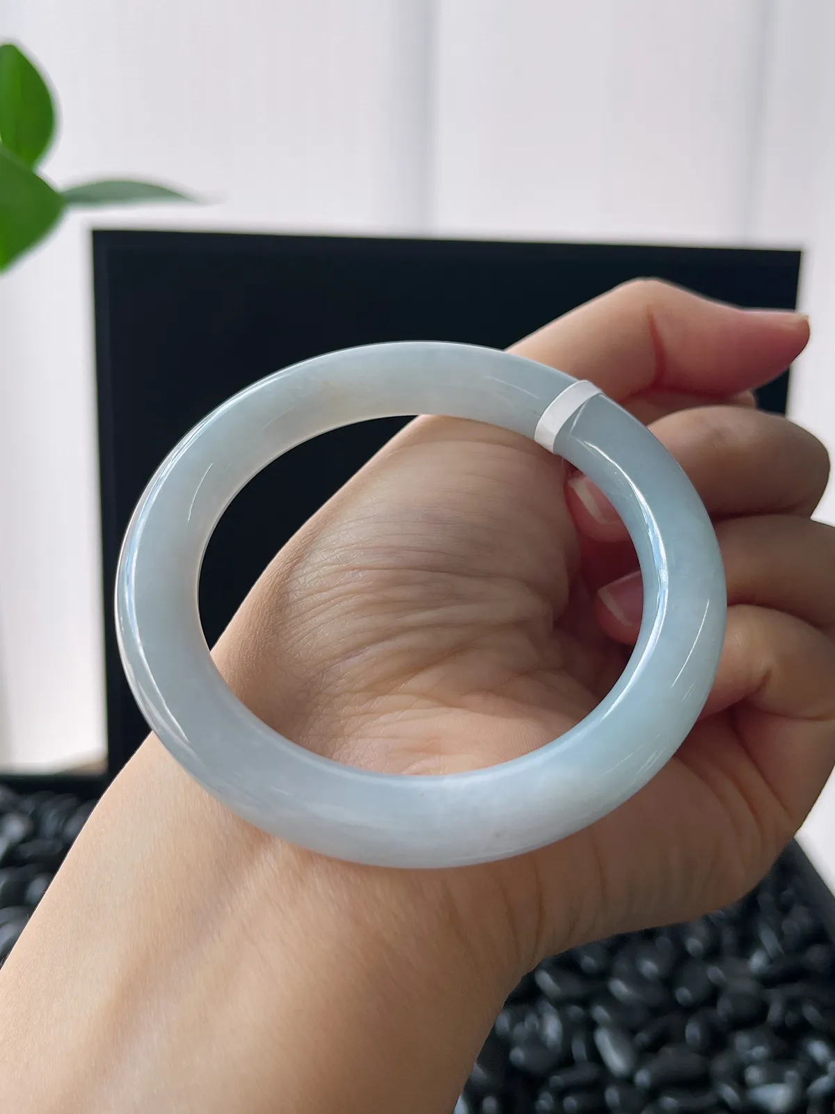 圆镯53圈口，翡翠糯化种淡蓝色手镯