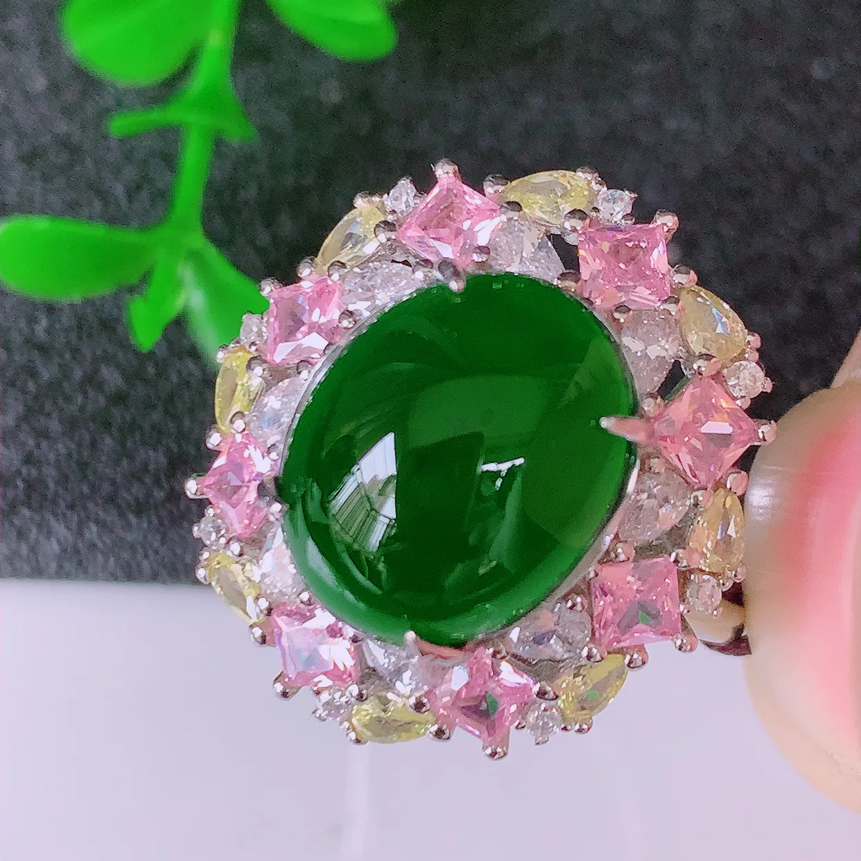 大颗冰透满绿翡翠蛋面925银镶嵌戒面，自然光实拍，翠色灵动，颜色漂亮，种老水足，品相佳，佩戴佳品！#97.17（圈口可调大小）整体29*18.5*8.8裸石13.5-11