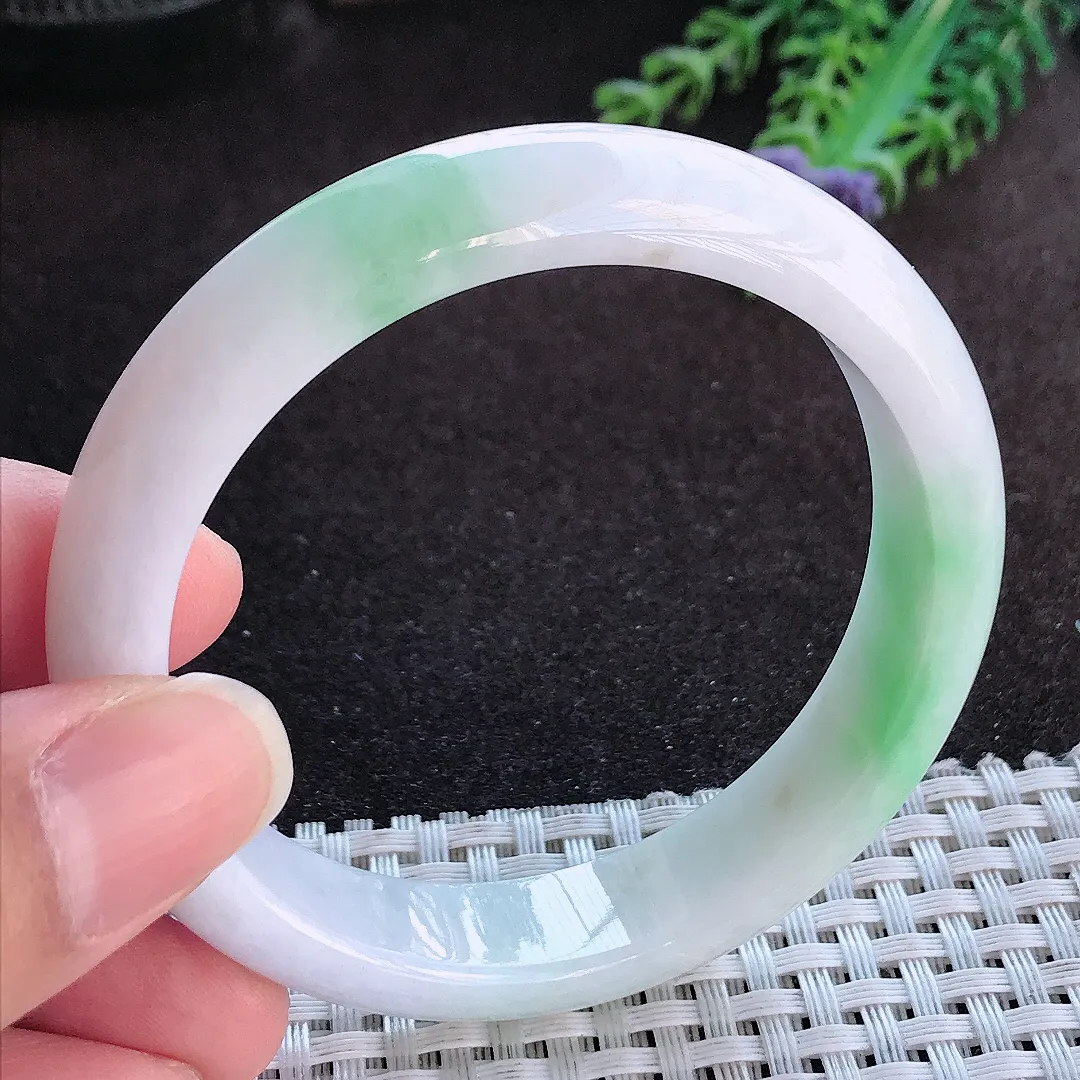 天然a货翡翠55.5/12.8/7.6老坑精美温润飘绿手镯宽边玉手镯