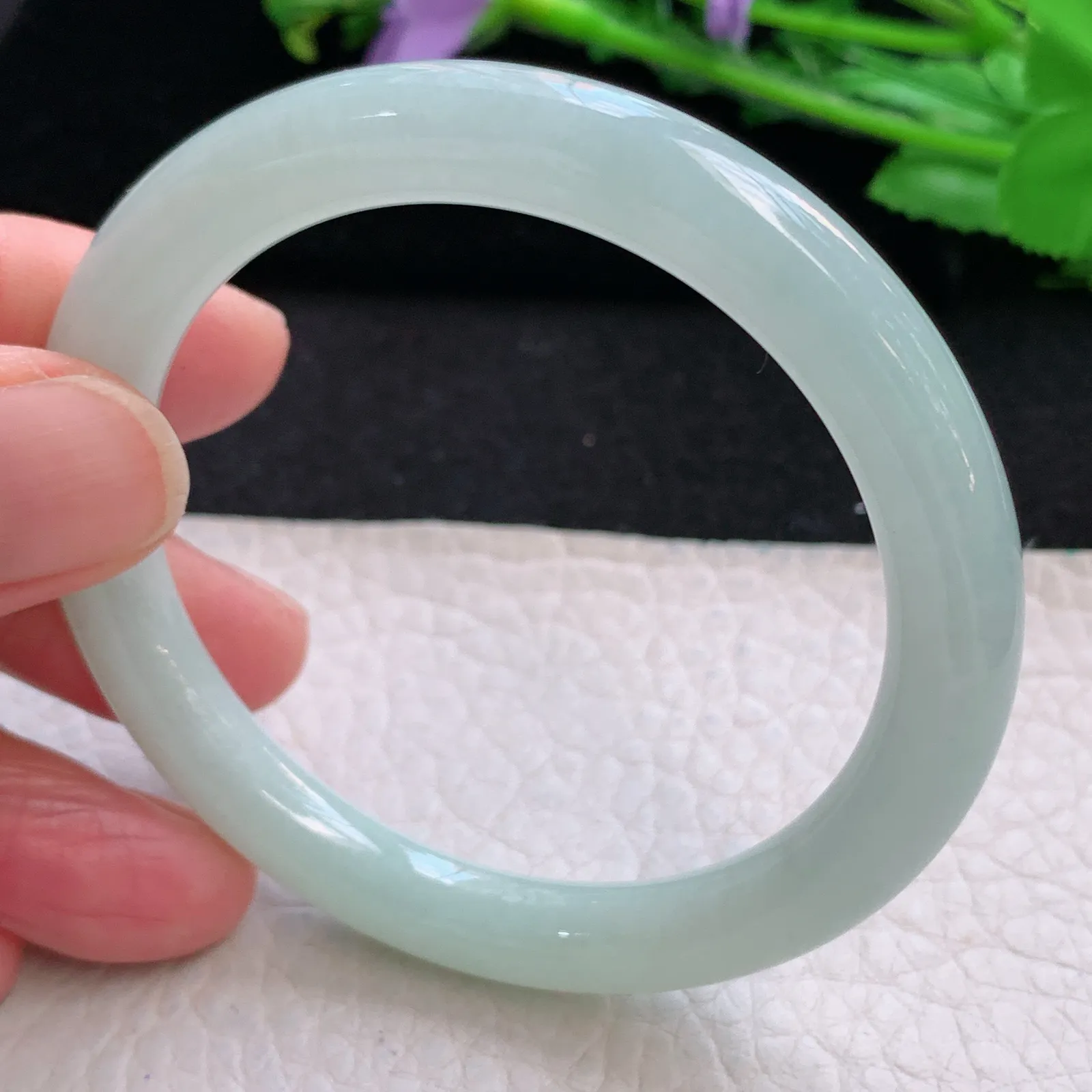 n小圈口52*8叮当镯 天然缅甸翡翠浅绿清爽水灵圆条玉手镯 美人镯