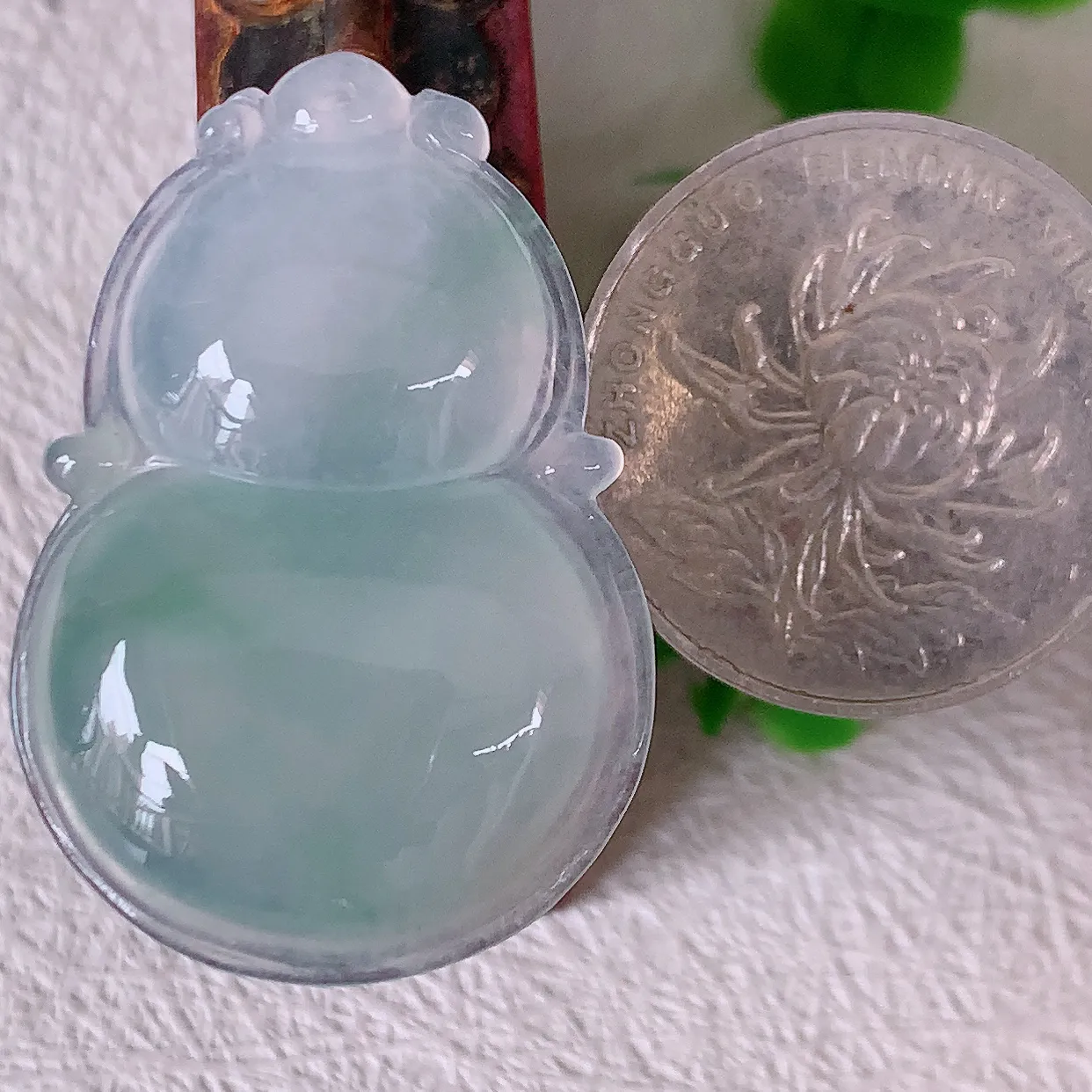 自然光实拍，冰种飘花翡翠葫芦吊坠，葫芦寓意福禄双全，财源滚滚，饱满，清新脱俗，佩戴效果优雅迷人！#57.17