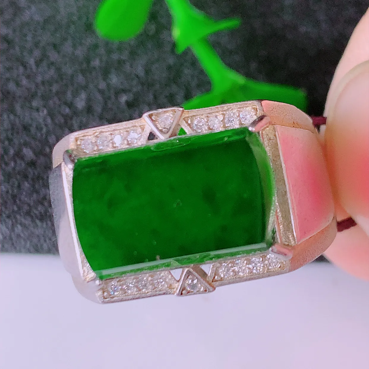 冰透满绿翡翠925银镶嵌马鞍戒指，自然光实拍，翠色灵动，颜色漂亮，种老水足，品相佳，佩戴佳品！#97