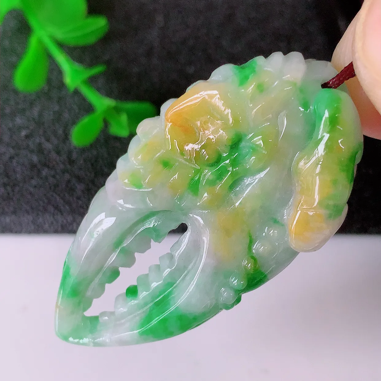 自然光实拍，冰润黄加绿翡翠八方来财吊坠，种老水足，雕工精湛 ，寓意美好，佩戴时尚出众！#60.17