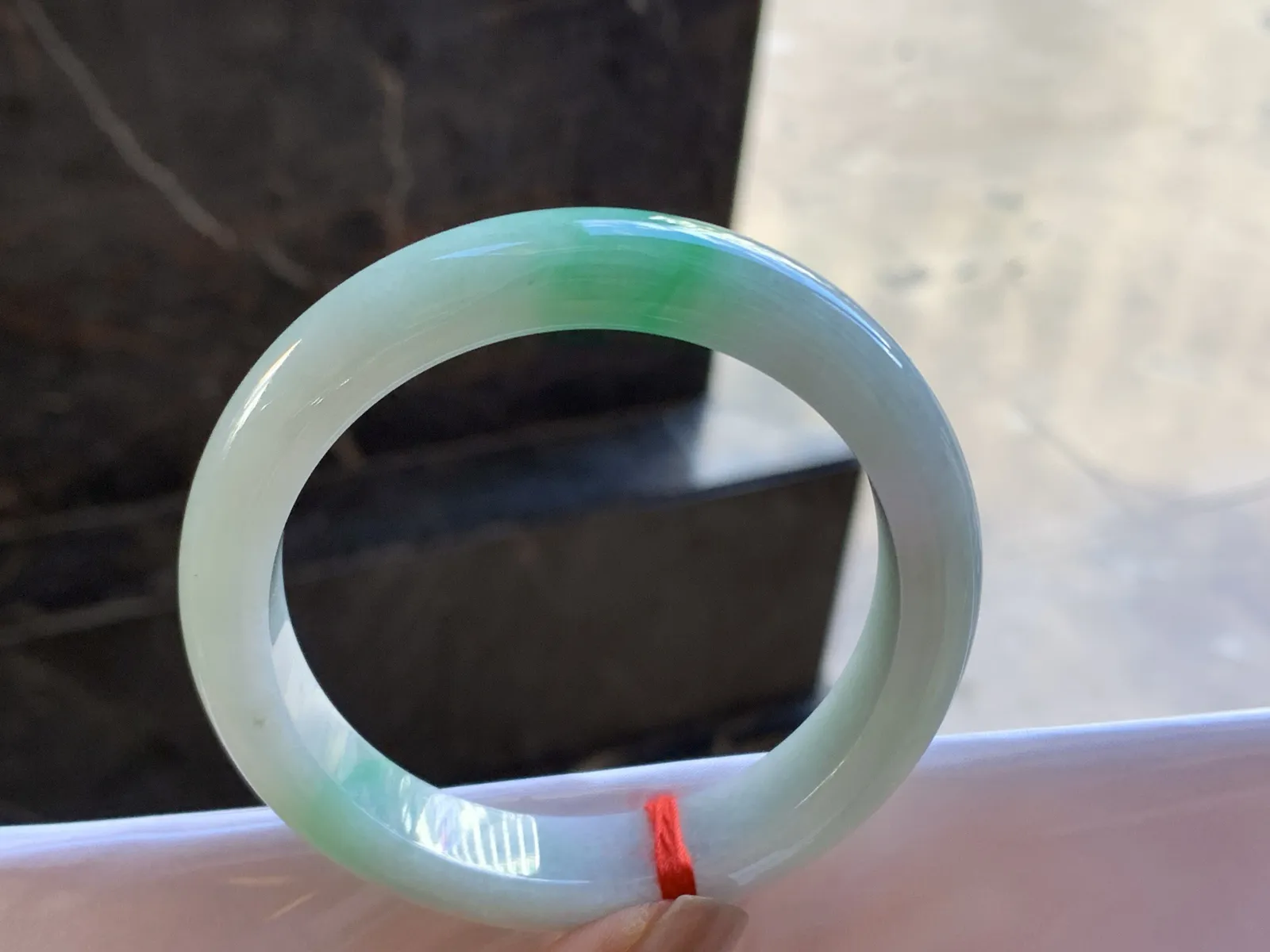 56.5-12.4-8.6

带色手镯^_^玉质温润 颜色鲜艳