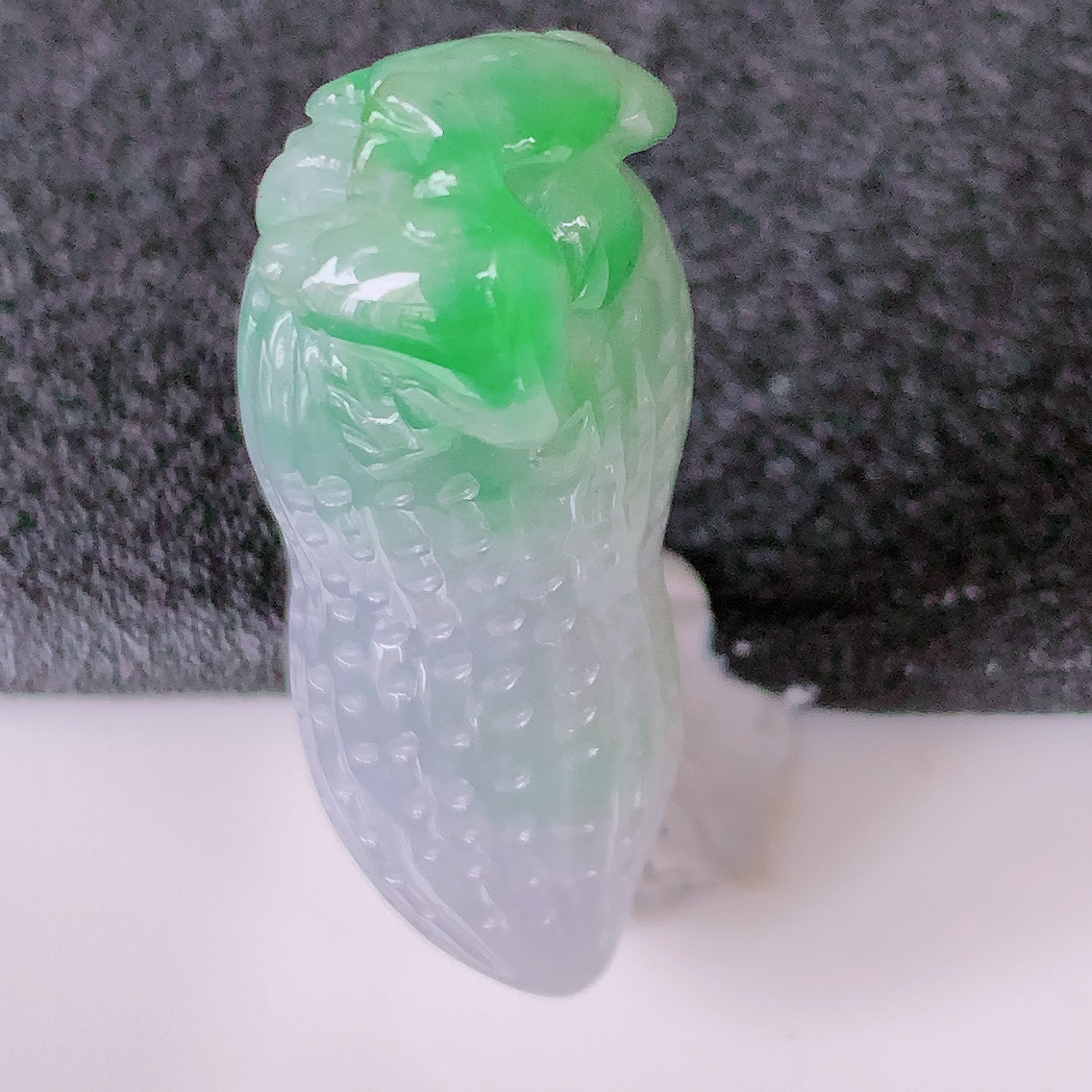 自然光实拍，冰润飘绿生意兴隆花生翡翠吊坠，生意兴隆 ，招财纳福 ，财源滚滚来 ，种水足，雕工精湛，配