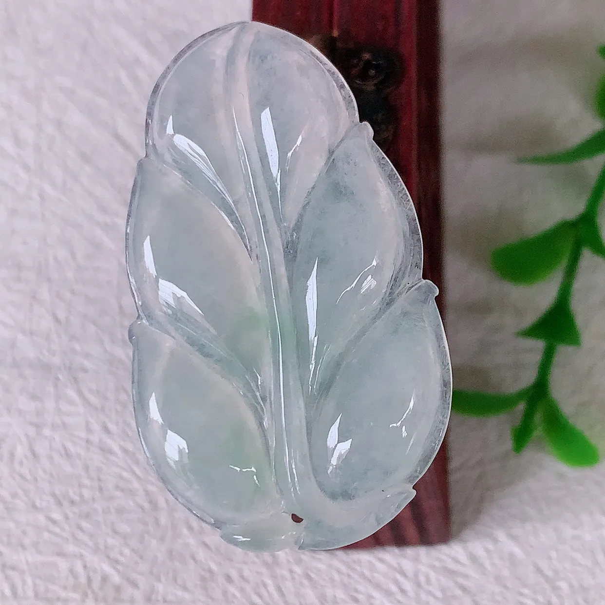 自然光实拍，冰种翡翠叶子吊坠 ，种水足，色泽清新，工艺精湛，叶子寓意美好；金枝玉叶，事业有成。#57.17