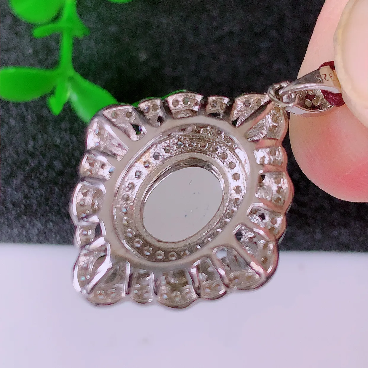 冰透满绿翡翠925银镶嵌吊坠，自然光实拍，翠色灵动，颜色漂亮，种老水足，品相佳，佩戴佳品！#97.17整体29.5*20.5*9裸石 10*8