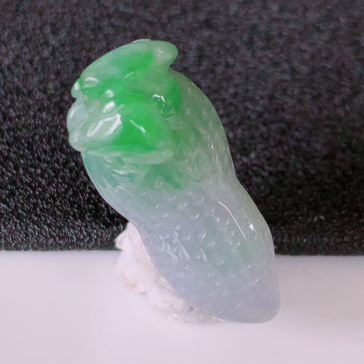 自然光实拍，冰润飘绿生意兴隆花生翡翠吊坠，生意兴隆 ，招财纳福 ，财源滚滚来 ，种水足，雕工精湛，配戴时尚！#81.17