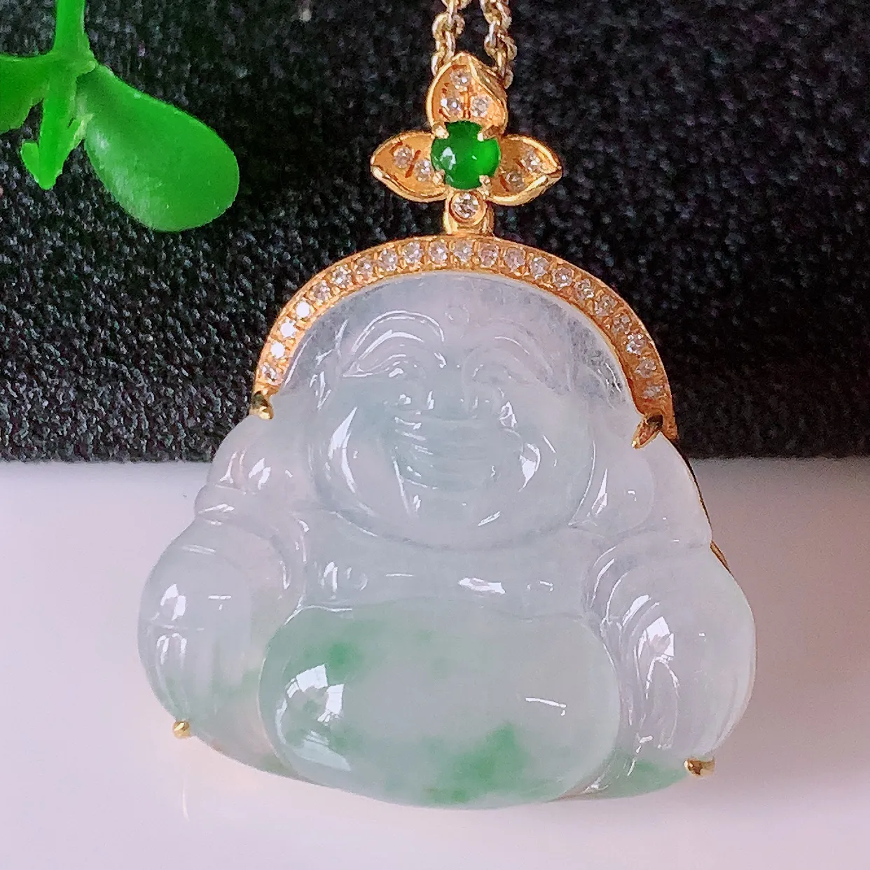 自然光实拍，18K金镶嵌冰种飘花翡翠佛公吊坠，冰透饱满， 佛公亦保平安，寓意有福（佛公）相伴，品相佳