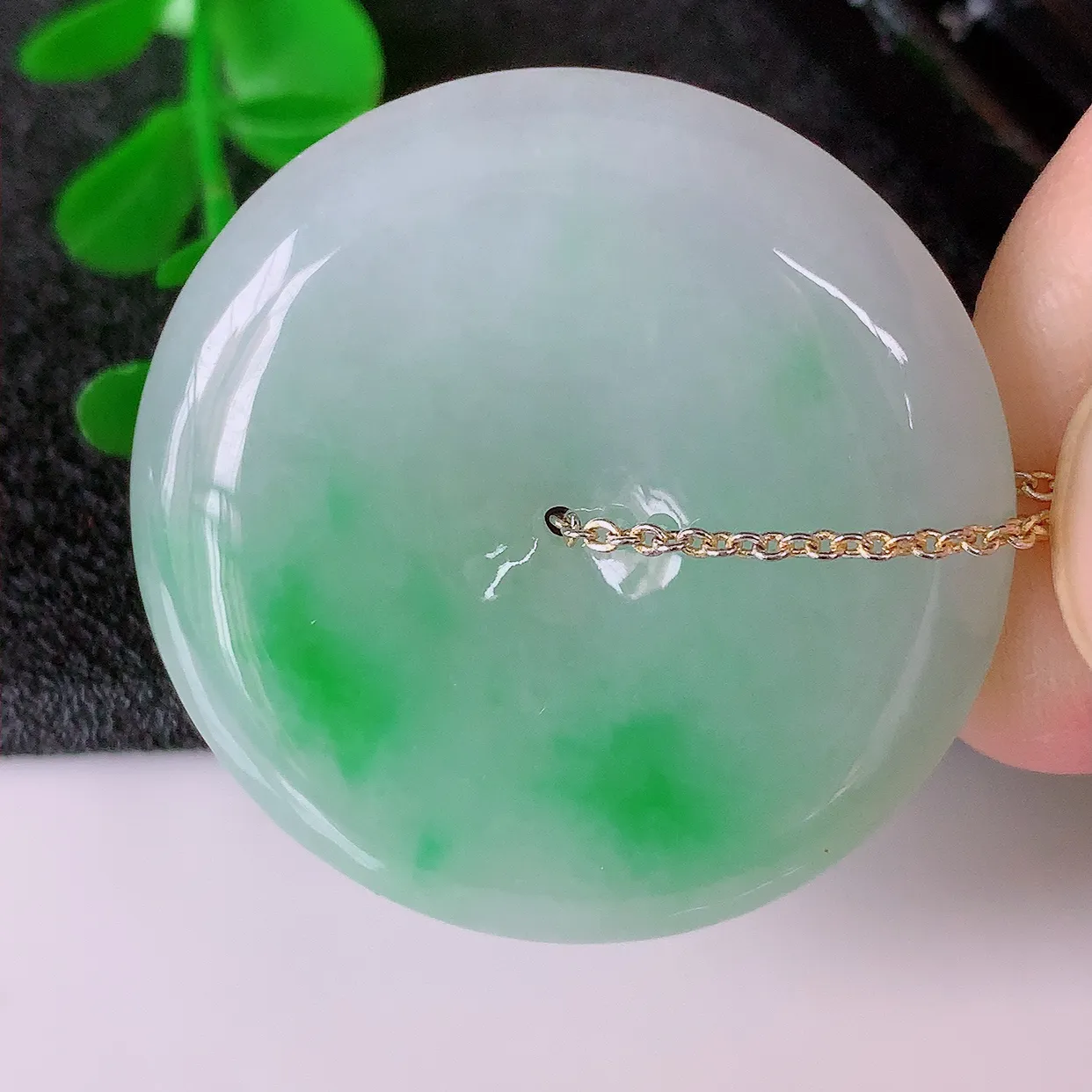 自然光实拍，水润飘阳绿翡翠平安扣吊坠，品相佳，美感十足，寓意平平安安，平安扣佩戴精美时尚！#57.17