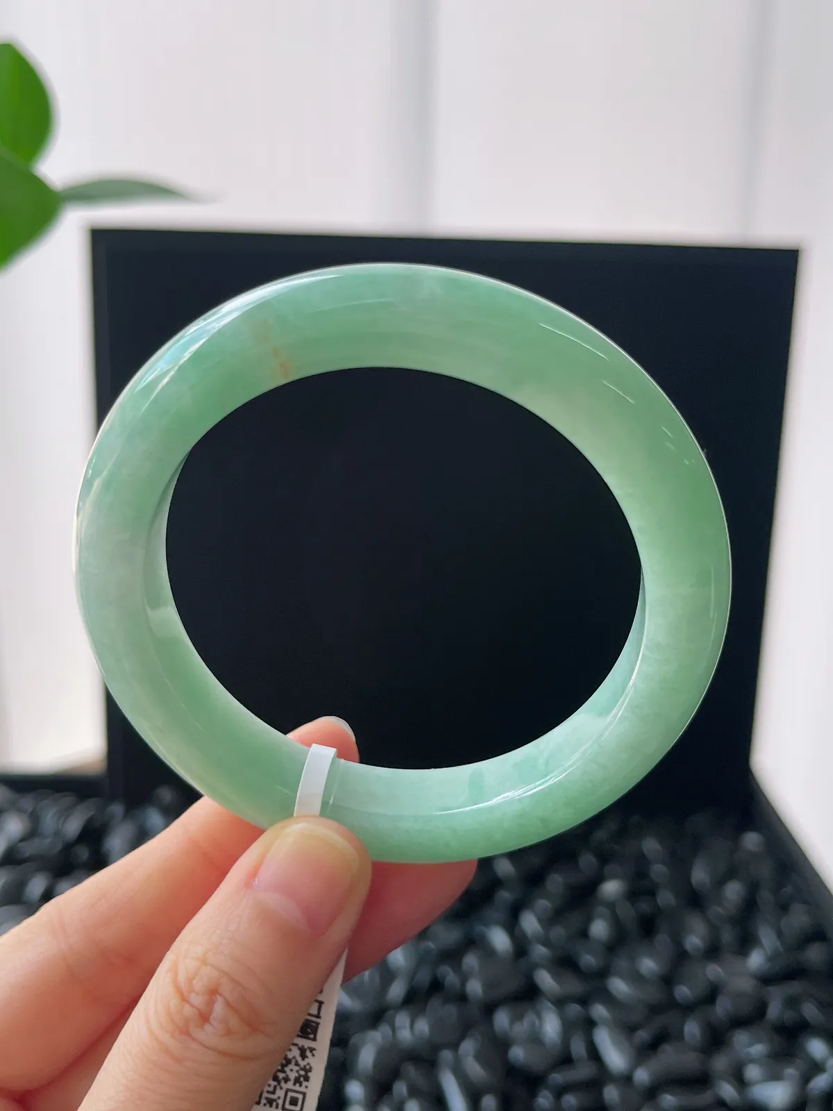 正圈54.5圈口，翡翠糯化种淡绿色手镯