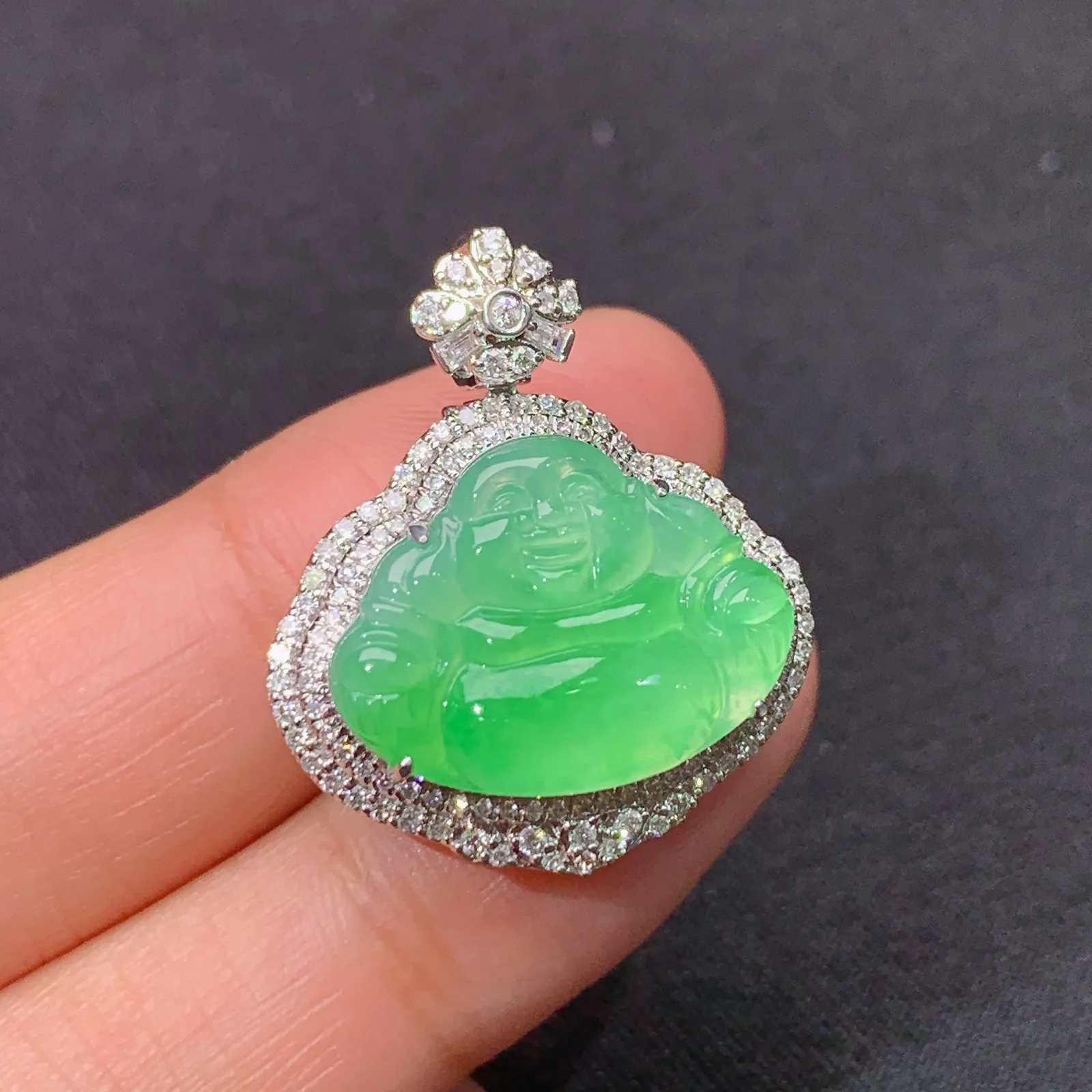 冰种浅绿笑佛吊坠，18k金镶嵌，冰润细腻，色阳，品相好，种水足，Xj 尺寸26.2*22.2*10.