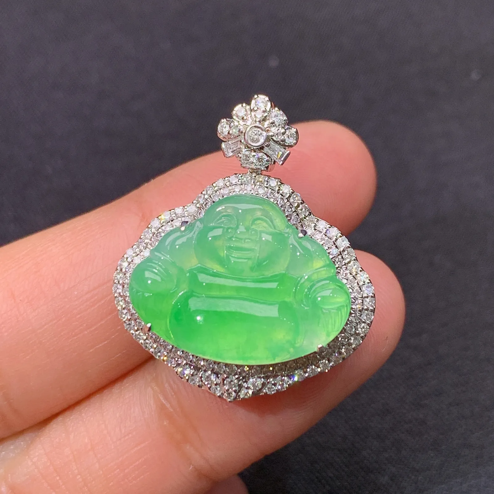 冰种浅绿笑佛吊坠，18k金镶嵌，冰润细腻，色阳，品相好，种水足，Xj 尺寸26.2*22.2*10.5