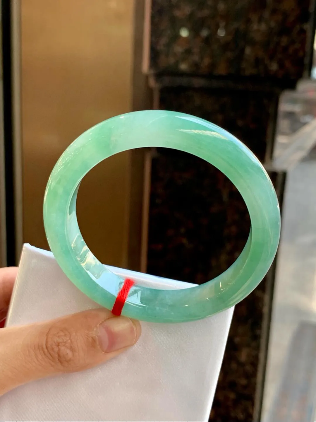 冰绿正圈
57.2-12.3-9.3（57.5-58都可戴）
质地冰透水润，色种共存，颜色化的很好，色泽饱满莹润，非常翠绿，意境感极好，宛如冰川绿水一般透亮，🫧实物看非常漂亮，青翠欲滴，上手温柔高贵