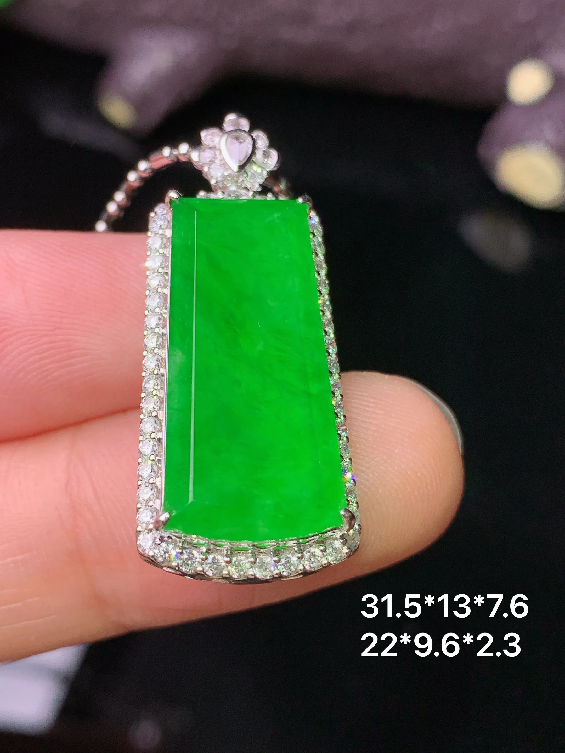 18k金钻镶嵌满绿无事牌吊坠 玉质细腻 色泽清新艳丽 整体尺寸31.5*13*7.6