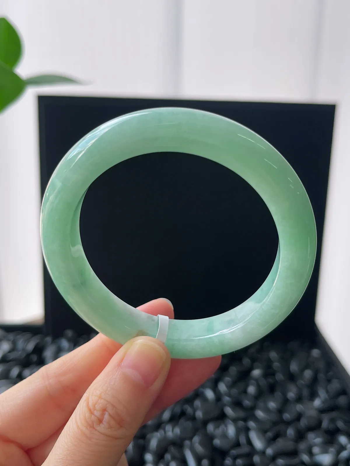 正圈54.5圈口，翡翠糯化种淡绿色手镯