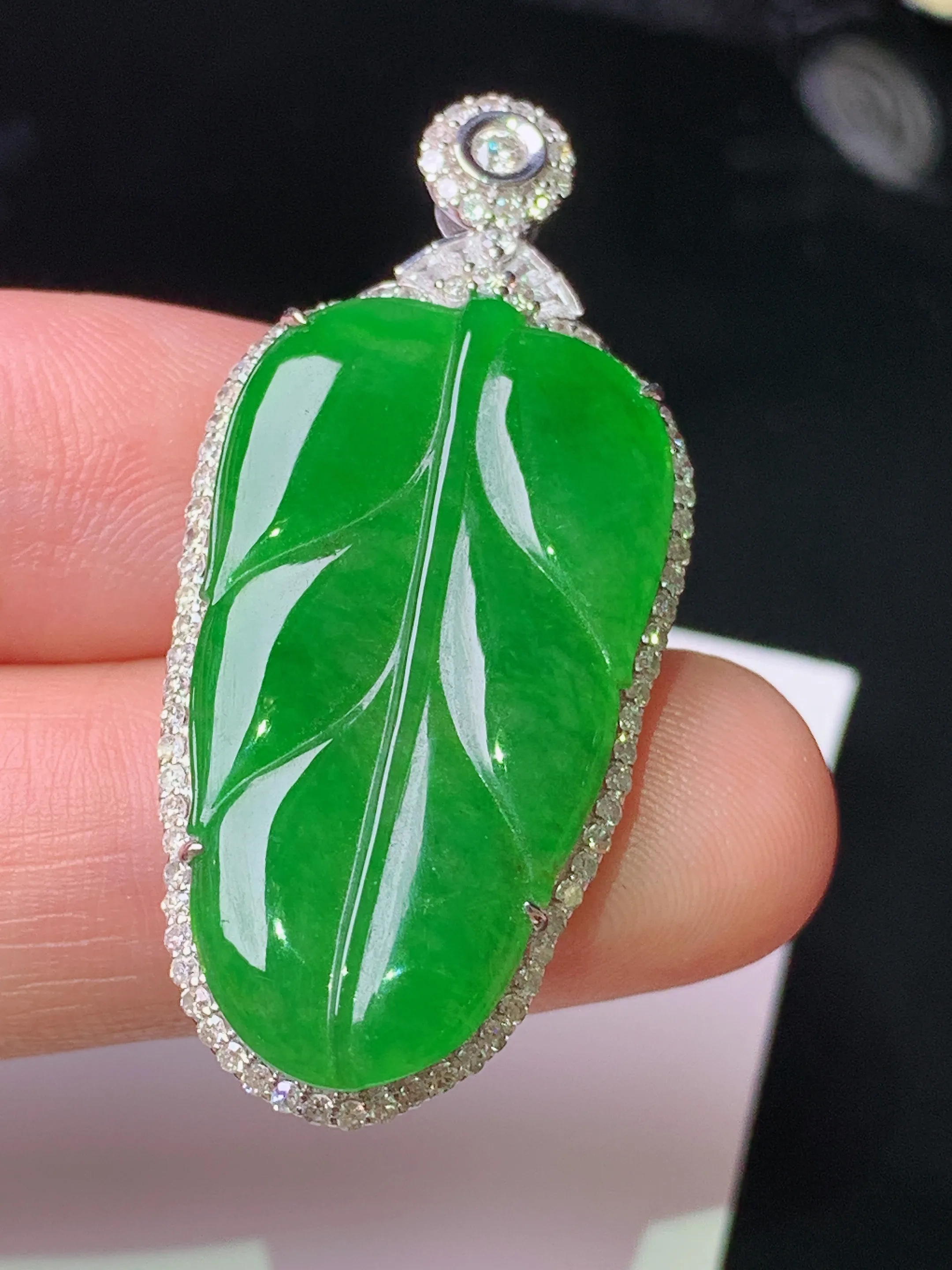 18k金钻镶嵌满绿树叶吊坠 玉质细腻 色泽清新艳丽 整体尺寸40.5*18.5*6.8
