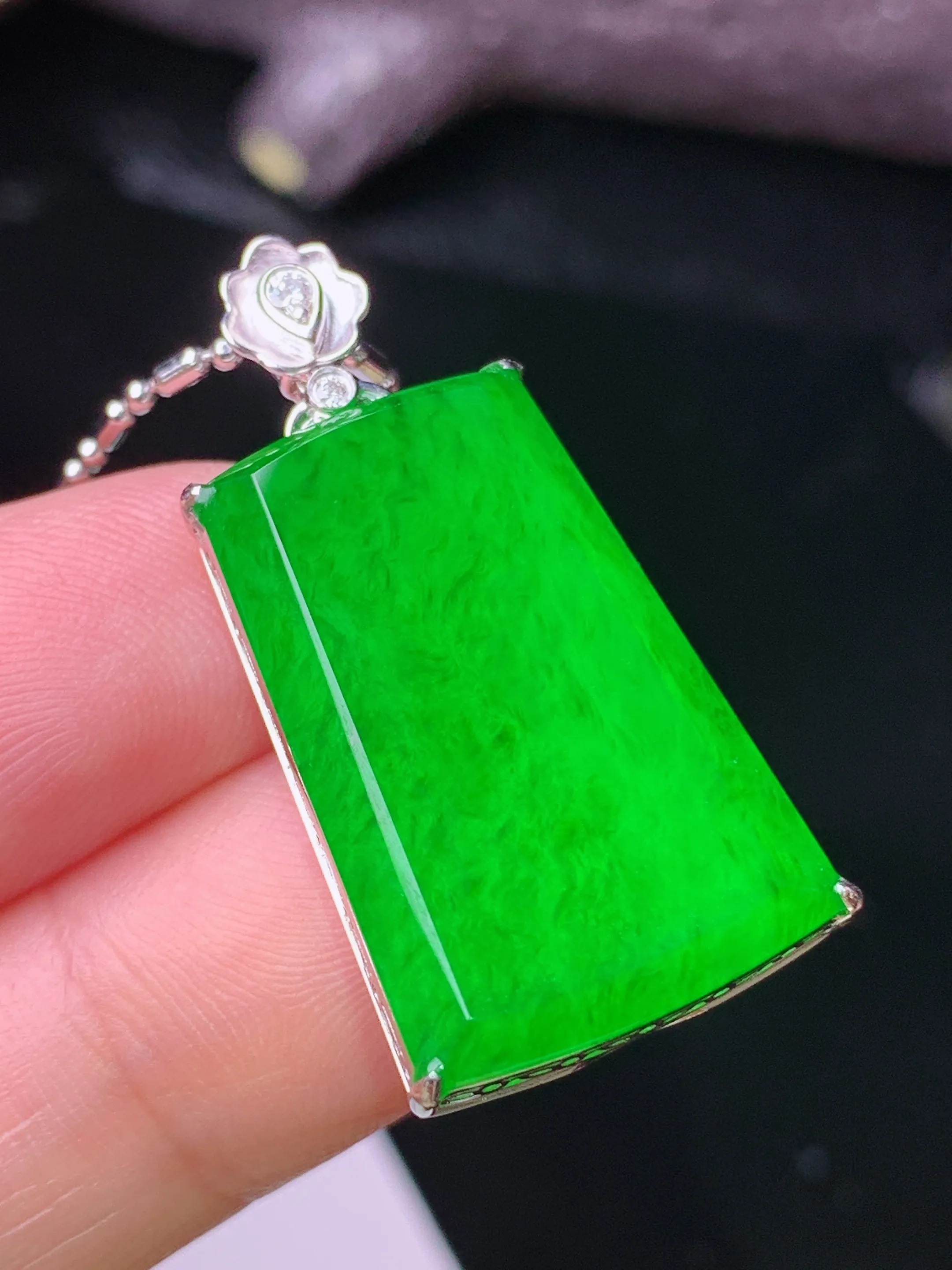 18k金钻镶嵌满绿无事牌吊坠 玉质细腻 色泽清新艳丽 整体尺寸31*16*6.5