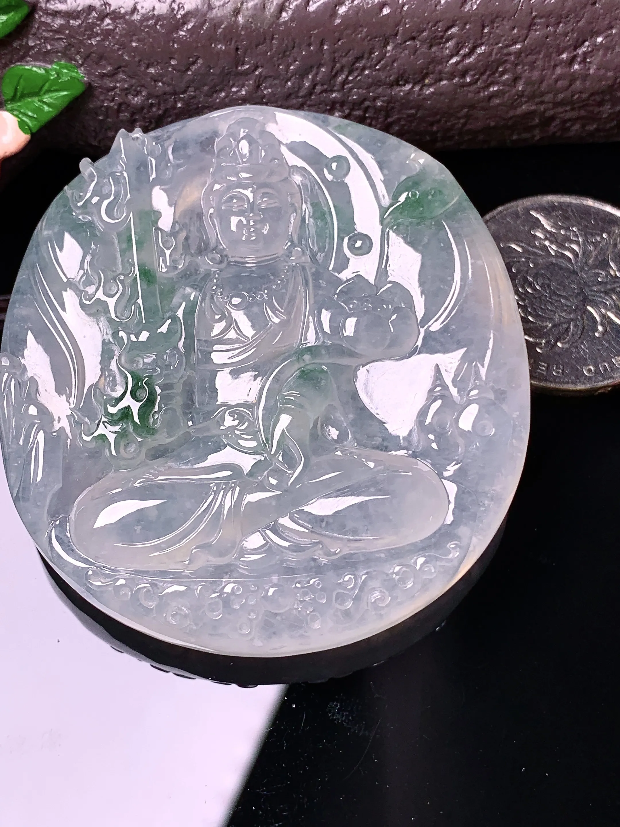 冰种飘绿大势至观音菩萨吊坠 玉质细腻 色泽清新艳丽 整体尺寸55.6*51.3*9.6