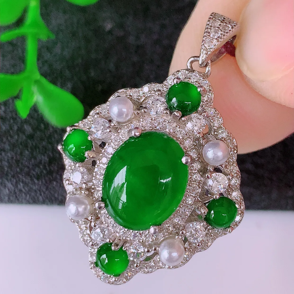 冰透满绿翡翠925银镶嵌吊坠，自然光实拍，翠色灵动，颜色漂亮，种老水足，品相佳，佩戴佳品！#97.17整体29.5*20.5*9裸石 10*8