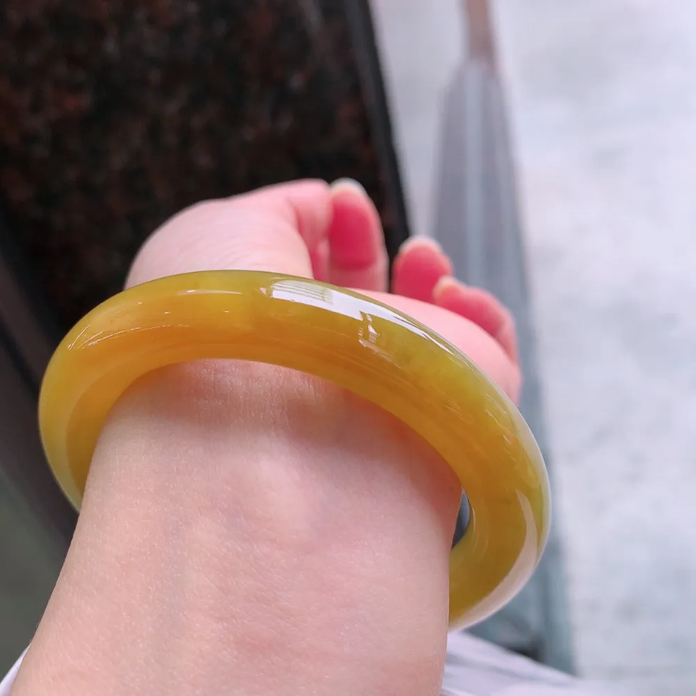 圆条惊艳满色黄翡 无瑕 尺寸:54.1/10.8 惊艳 高品质