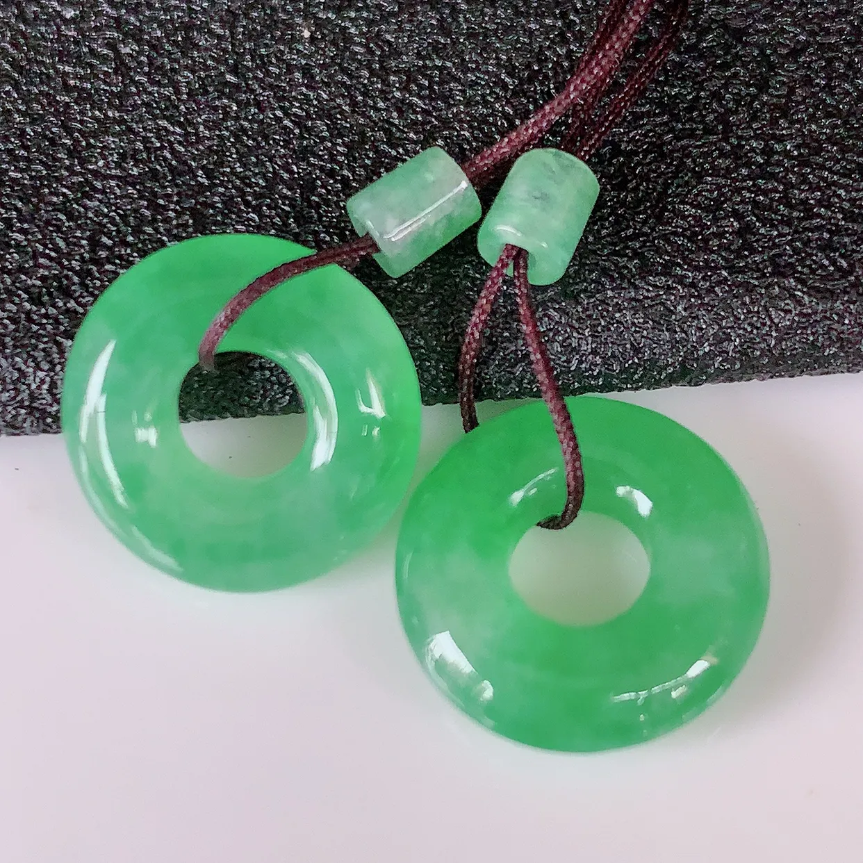 自然光实拍，冰种满绿翡翠一对平安扣耳坠，翠色灵动，玉质细腻，颜色漂亮，品相佳，佩戴佳品！配图银线 #57.17