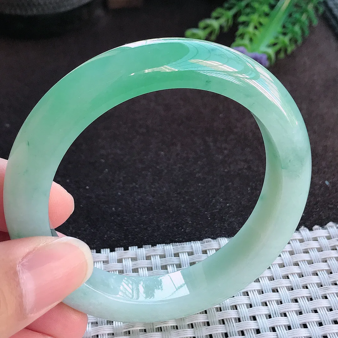 天然a货翡翠55.5/12.1/9.3老坑冰胶水灵甜绿色手镯宽边玉手镯