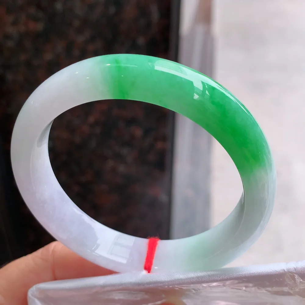 正圈冰糯阳绿 无瑕 尺寸:57.1/12.4/8.1 色好🥰🥰