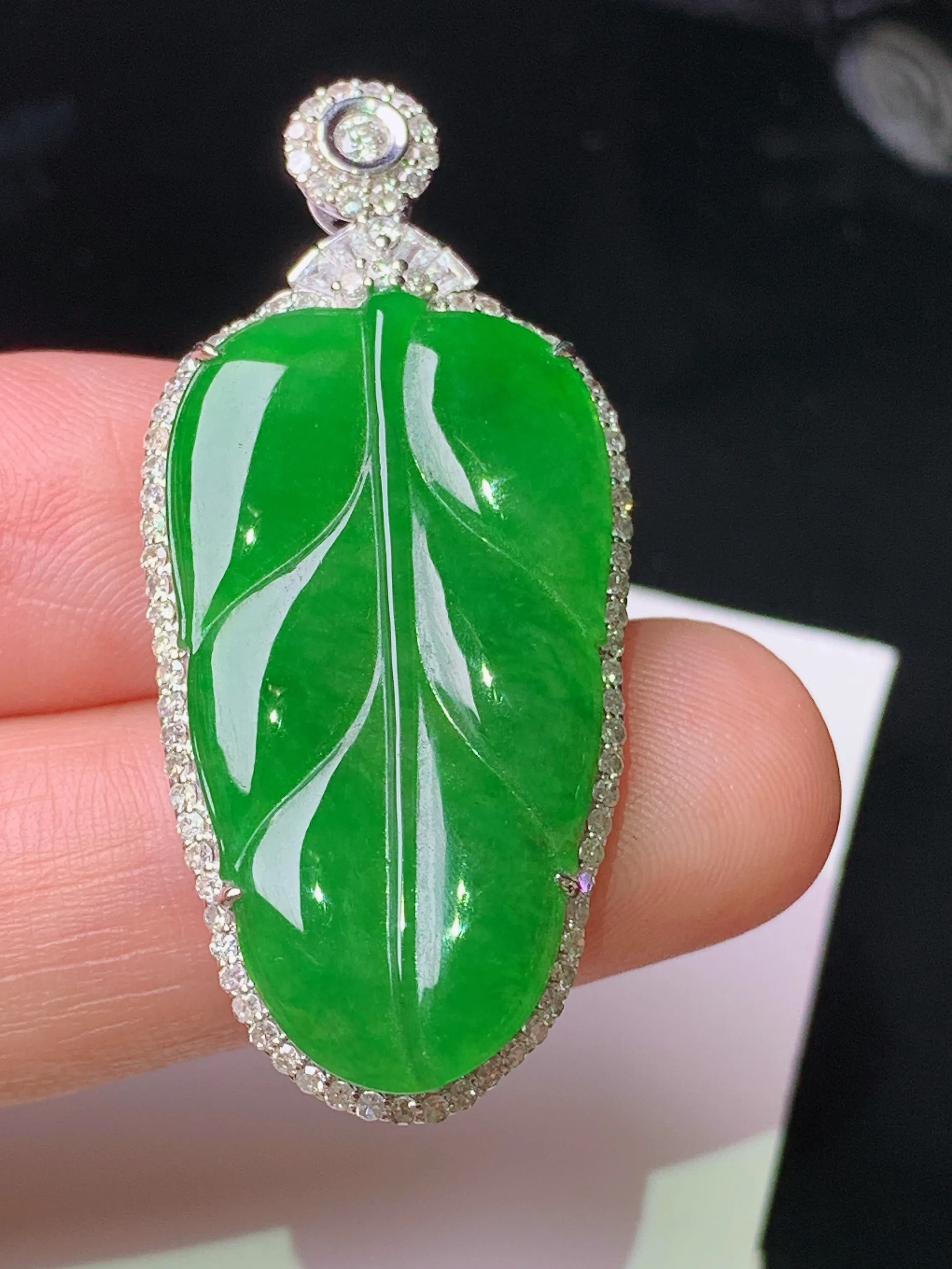 18k金钻镶嵌满绿树叶吊坠 玉质细腻 色泽清新艳丽 整体尺寸40.5*18.5*6.8