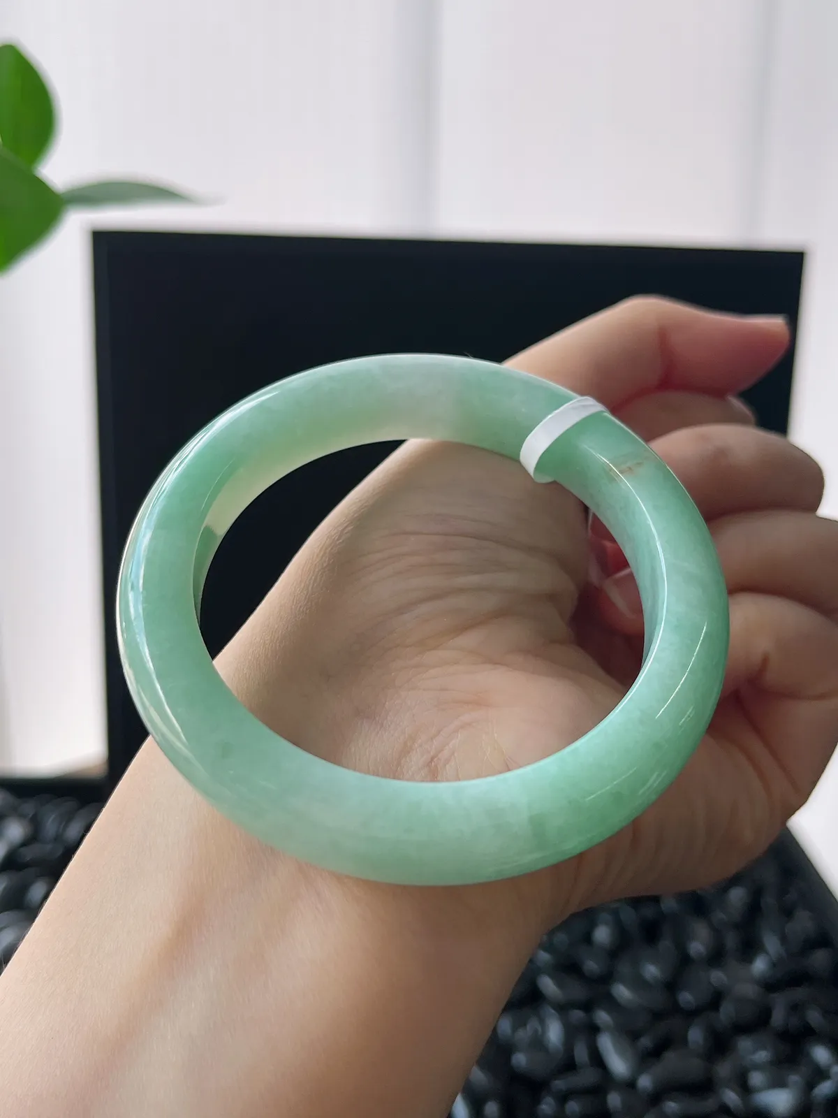 正圈54.5圈口，翡翠糯化种淡绿色手镯