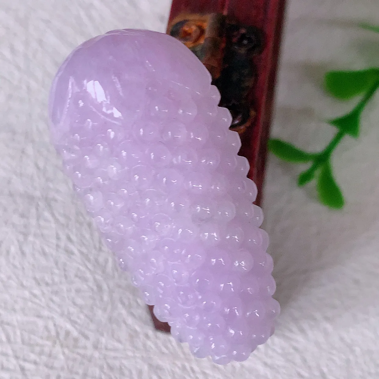 自然光实拍，多子多福葡萄紫罗兰翡翠吊坠，种老水足，雕工精湛 ，寓意美好，佩戴时尚出众！#57.17