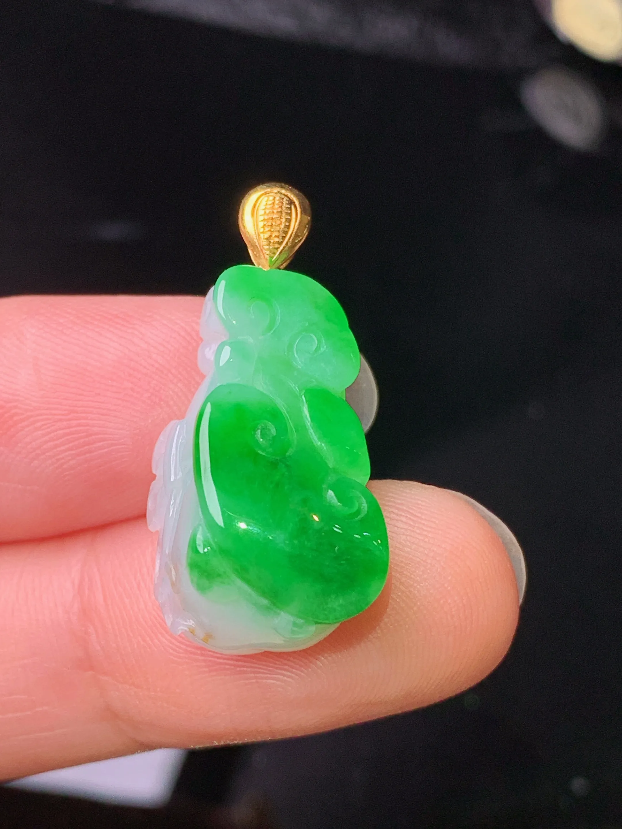 18k金镶嵌飘绿如意吊坠 玉质细腻 色泽清新艳丽 整体尺寸27*13.8*9.5