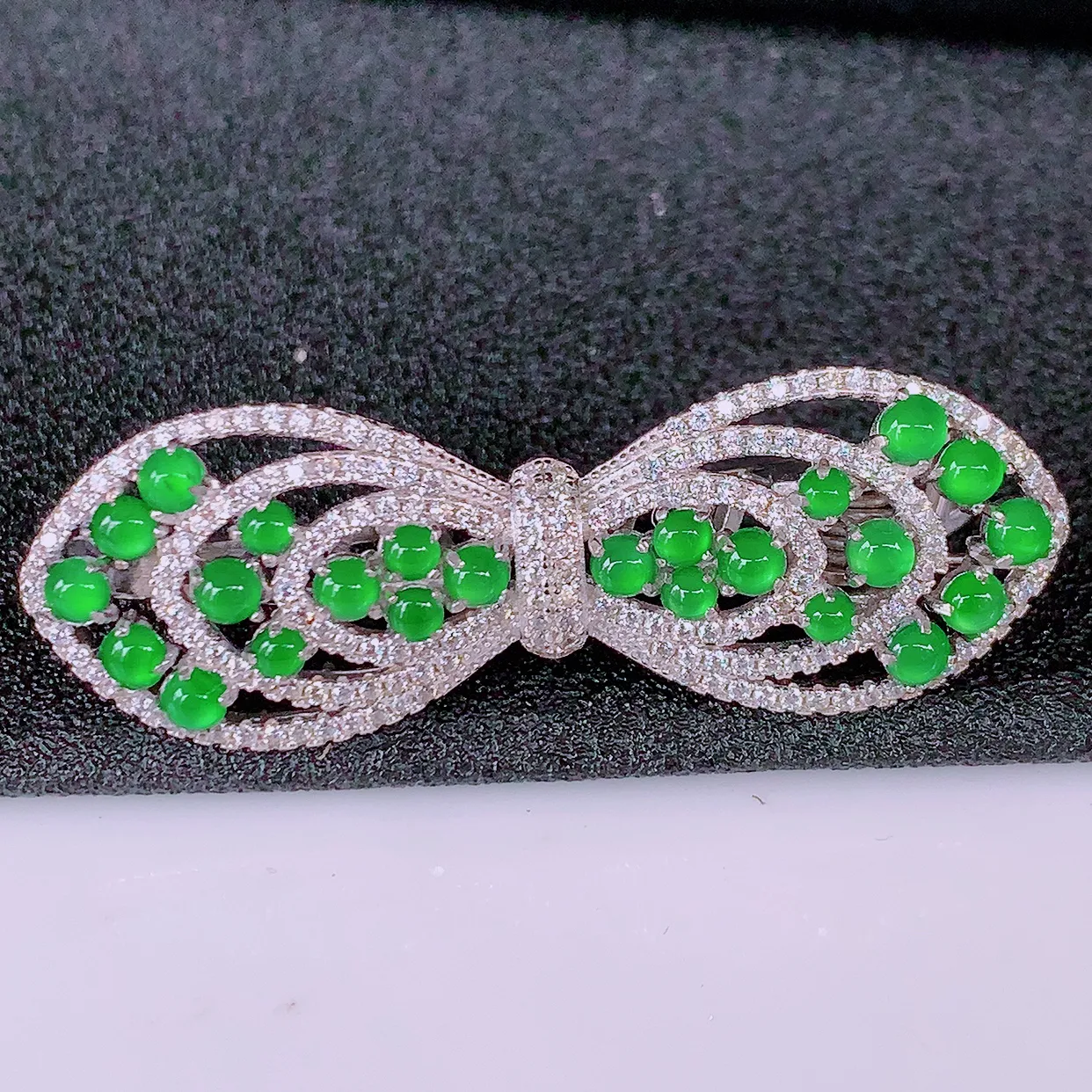 冰透满绿翡翠925银镶嵌胸针，自然光实拍，翠色灵动，颜色漂亮，种老水足，品相佳，佩戴佳品！#97.17整体48*16*12裸石2.8*2.8