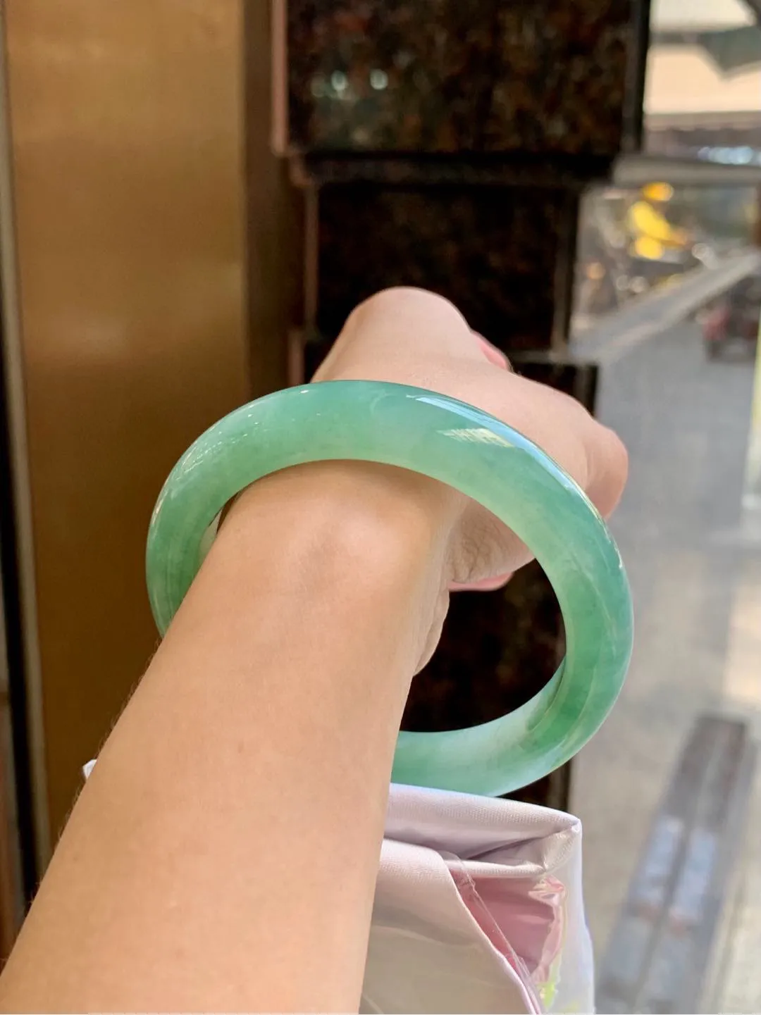 冰绿正圈
57.2-12.3-9.3（57.5-58都可戴）
质地冰透水润，色种共存，颜色化的很好，色泽饱满莹润，非常翠绿，意境感极好，宛如冰川绿水一般透亮，🫧实物看非常漂亮，青翠欲滴，上手温柔高贵