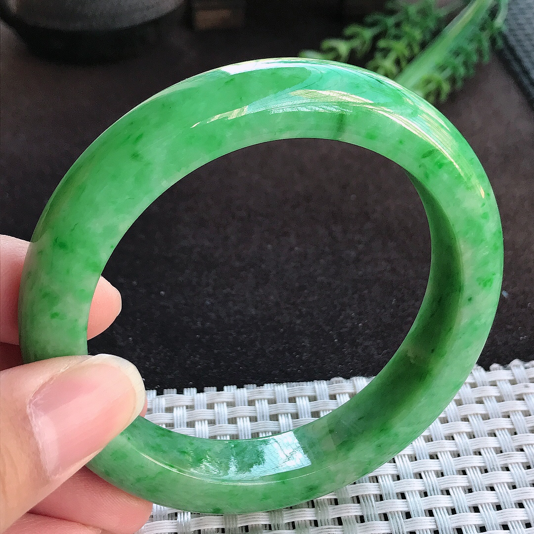 天然a货翡翠60.5/13.1/9.6老坑精美温润辣阳绿手镯大圈口宽边玉手镯