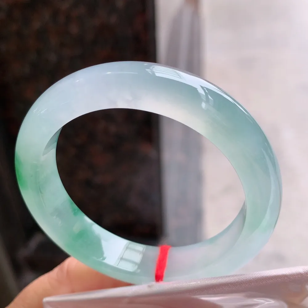 正圈冰玻绿 微棉絮不影响 无纹裂 尺寸:51.1/11.7/8.2 种色俱佳 