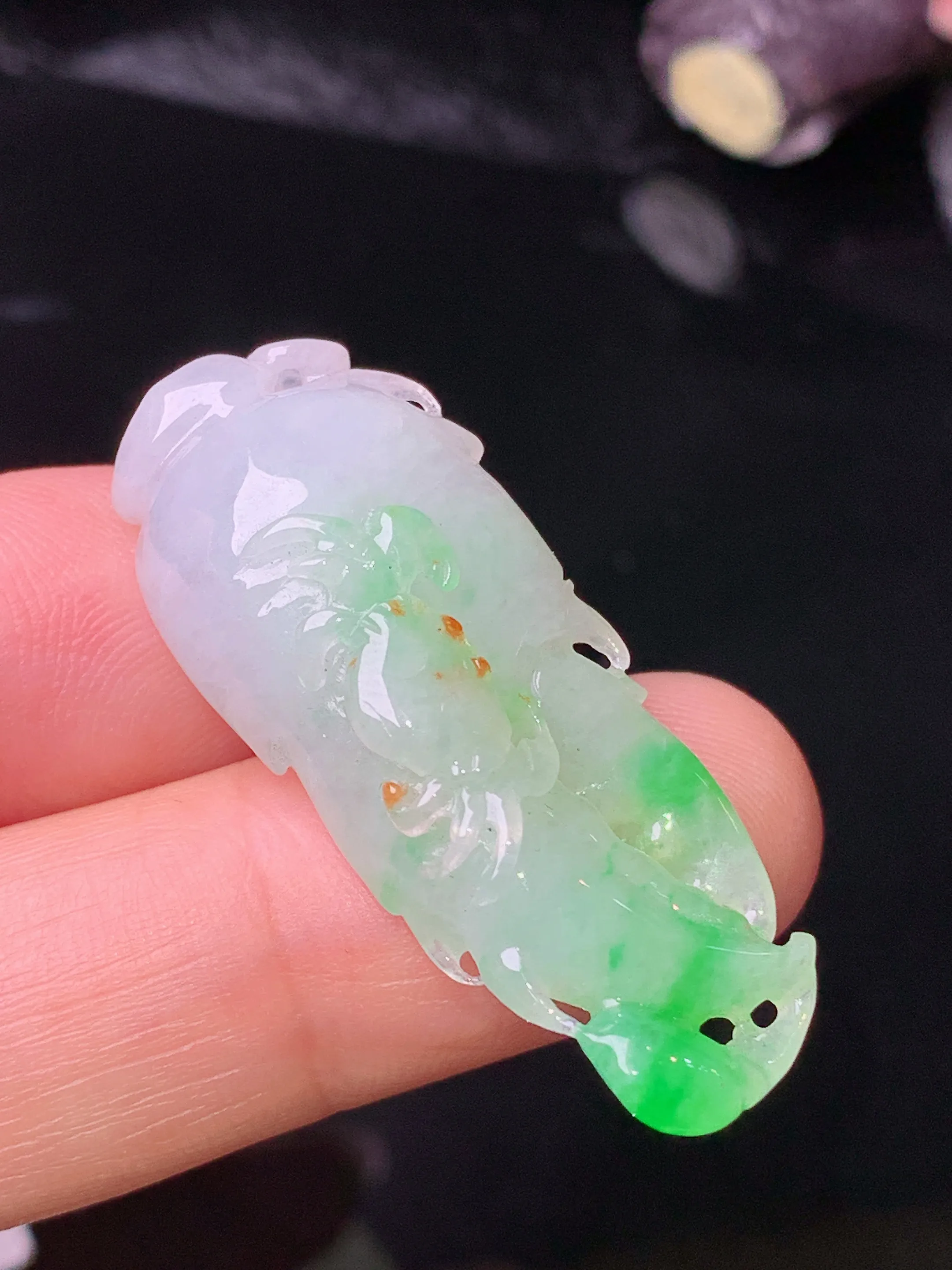 飘绿蟹钳吊坠 玉质细腻 色泽清新艳丽 整体尺寸37.8*15.2*10