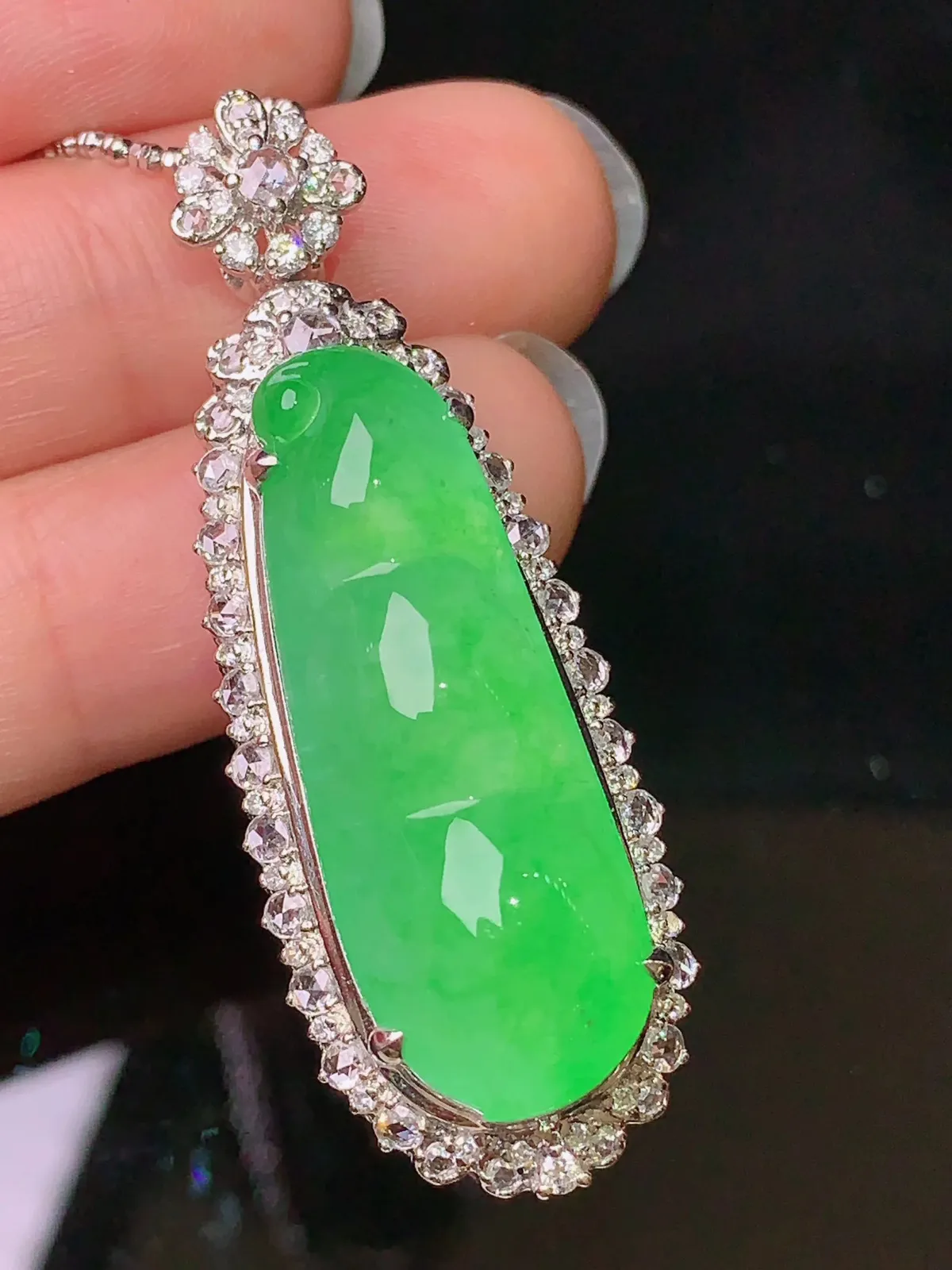 18k金钻镶嵌翠绿四季豆吊坠 玉质细腻 色泽清新艳丽  整体尺寸45.8*16.5*13