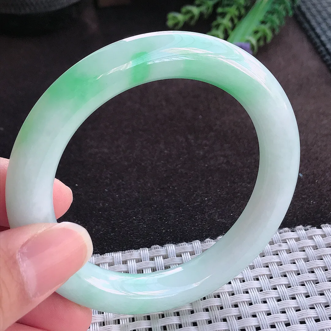 天然a货翡翠56/10.2/10.6老坑精美温润飘阳绿圆条手镯玉手镯
