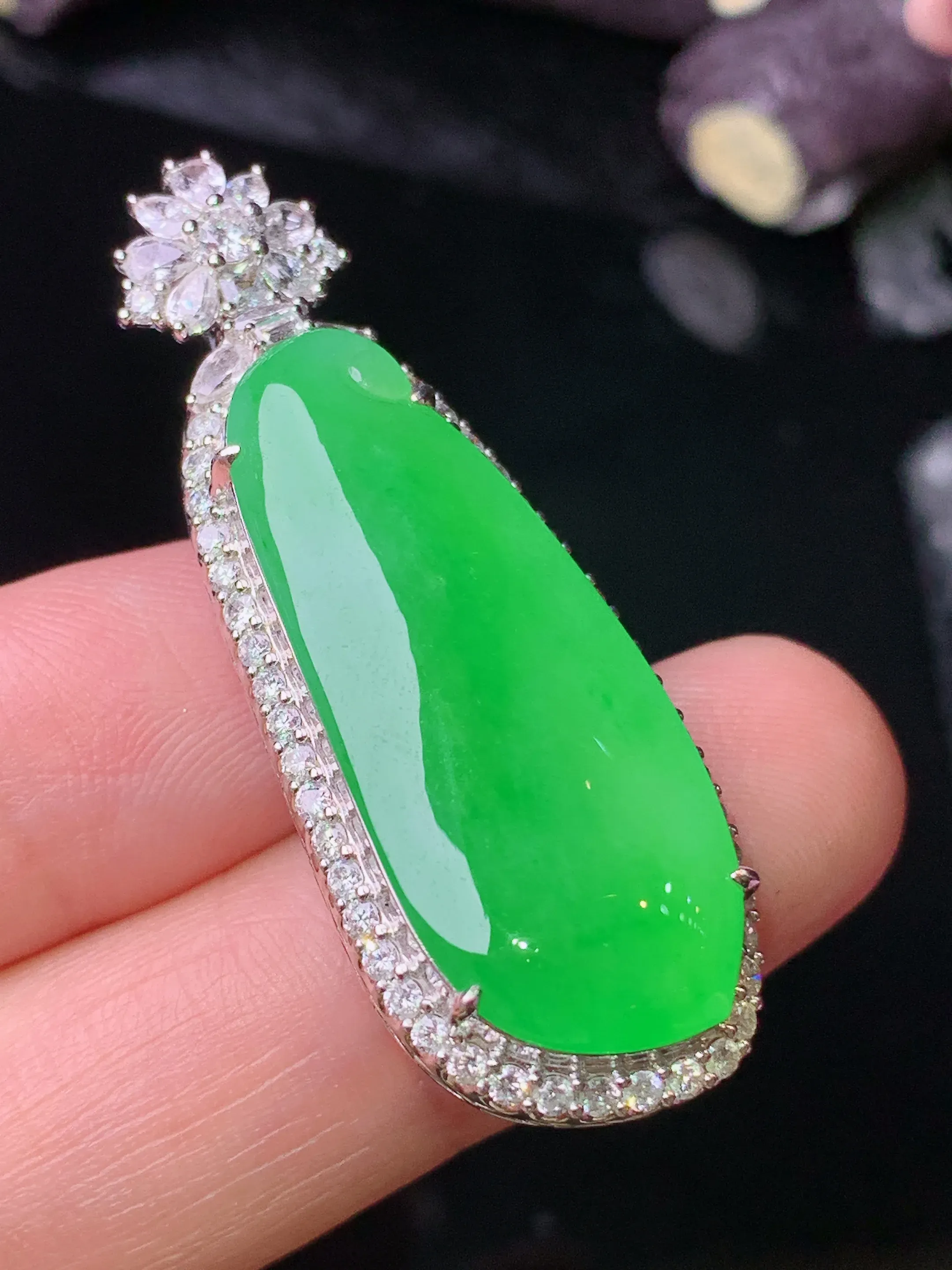 18k金钻镶嵌满绿福瓜吊坠 玉质细腻 色泽清新艳丽 整体尺寸42.6*15.6*11