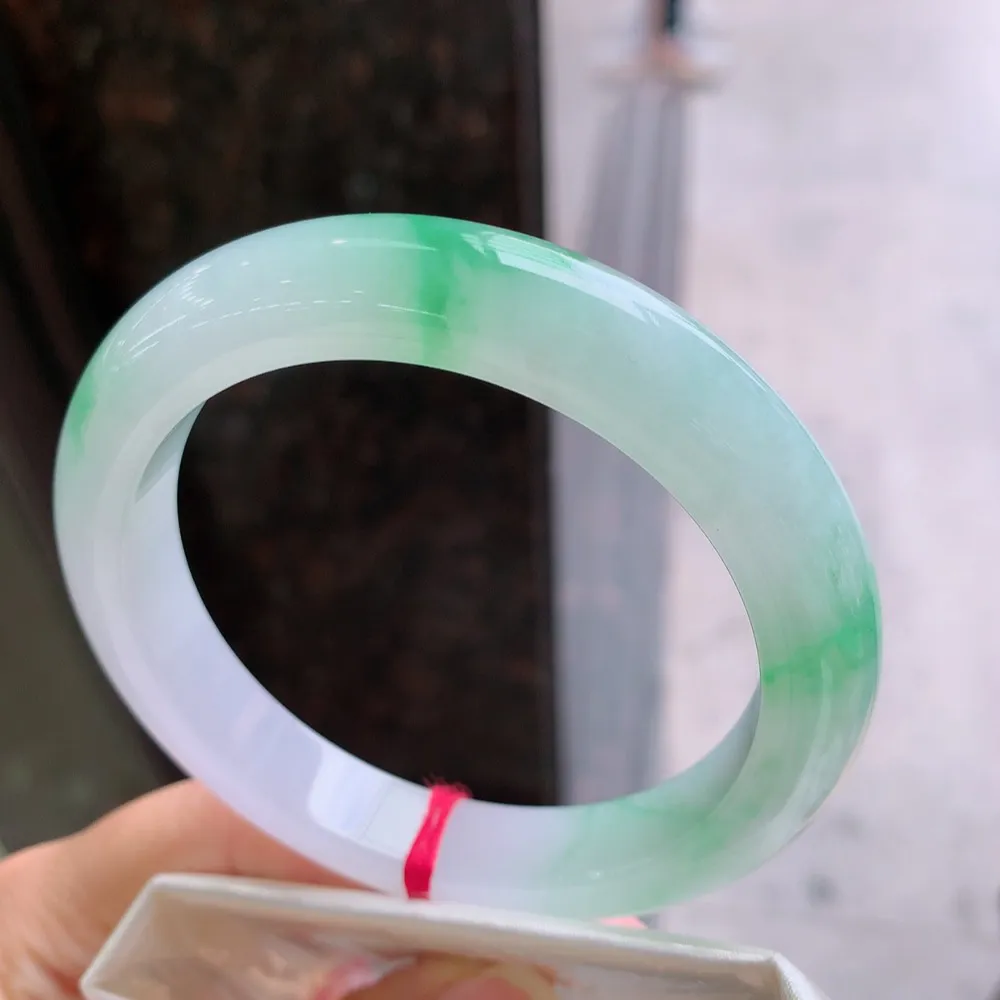 正圈高冰阳绿 无瑕 尺寸:61.2/11.8/9.7 种色兼备 大圈口